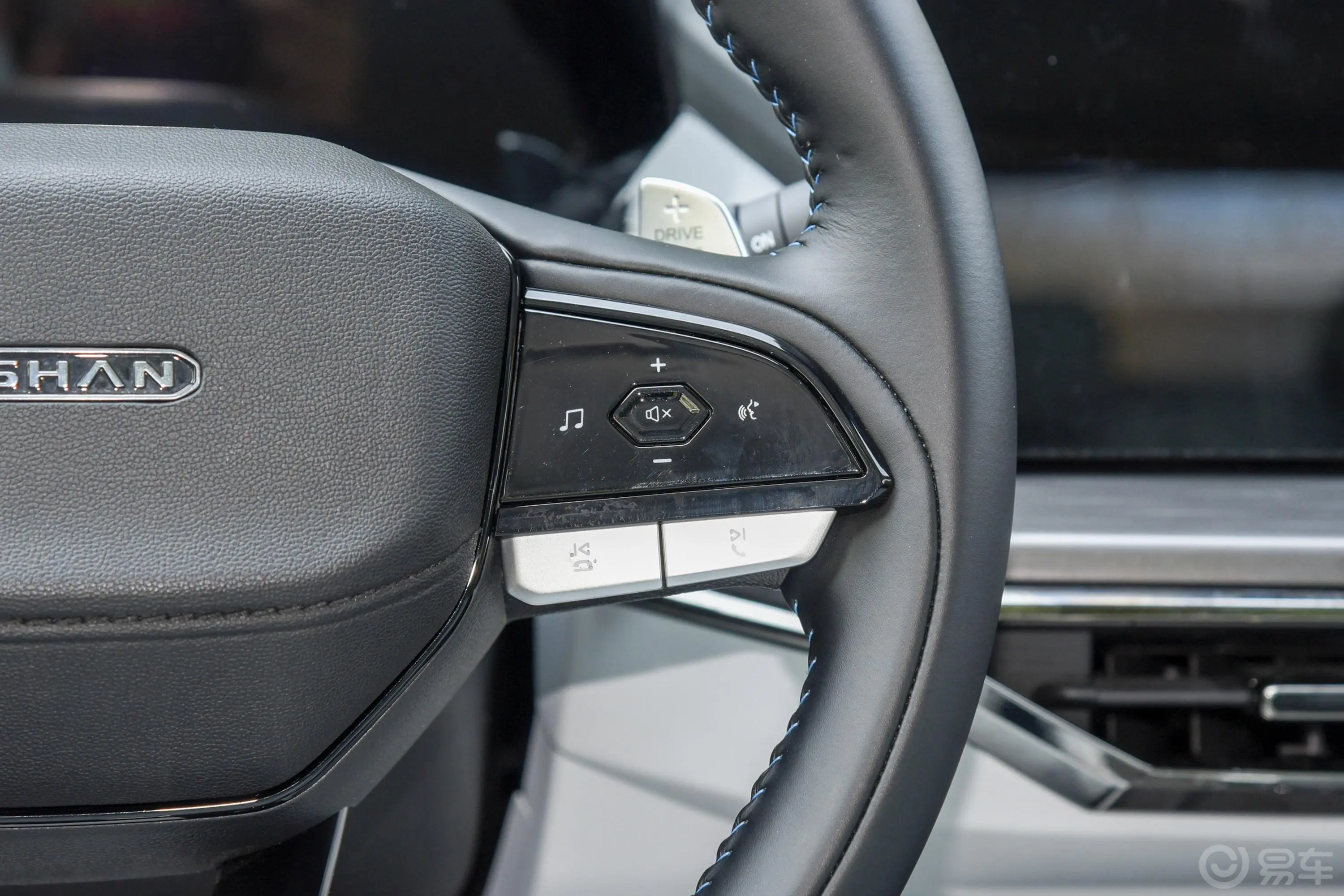 长安欧尚Z6新能源试装车右侧方向盘功能按键