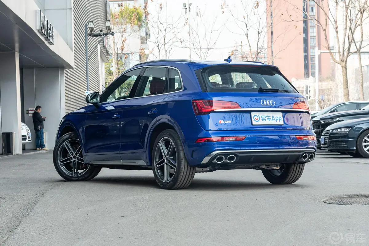 奥迪SQ53.0T quattro侧后45度车头向左水平