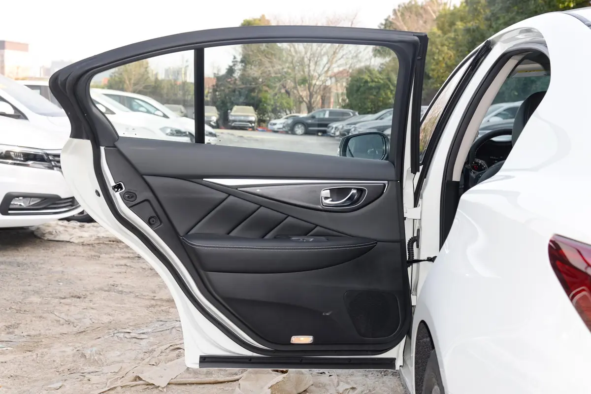 英菲尼迪Q50L2.0T 舒适版驾驶员侧后车门