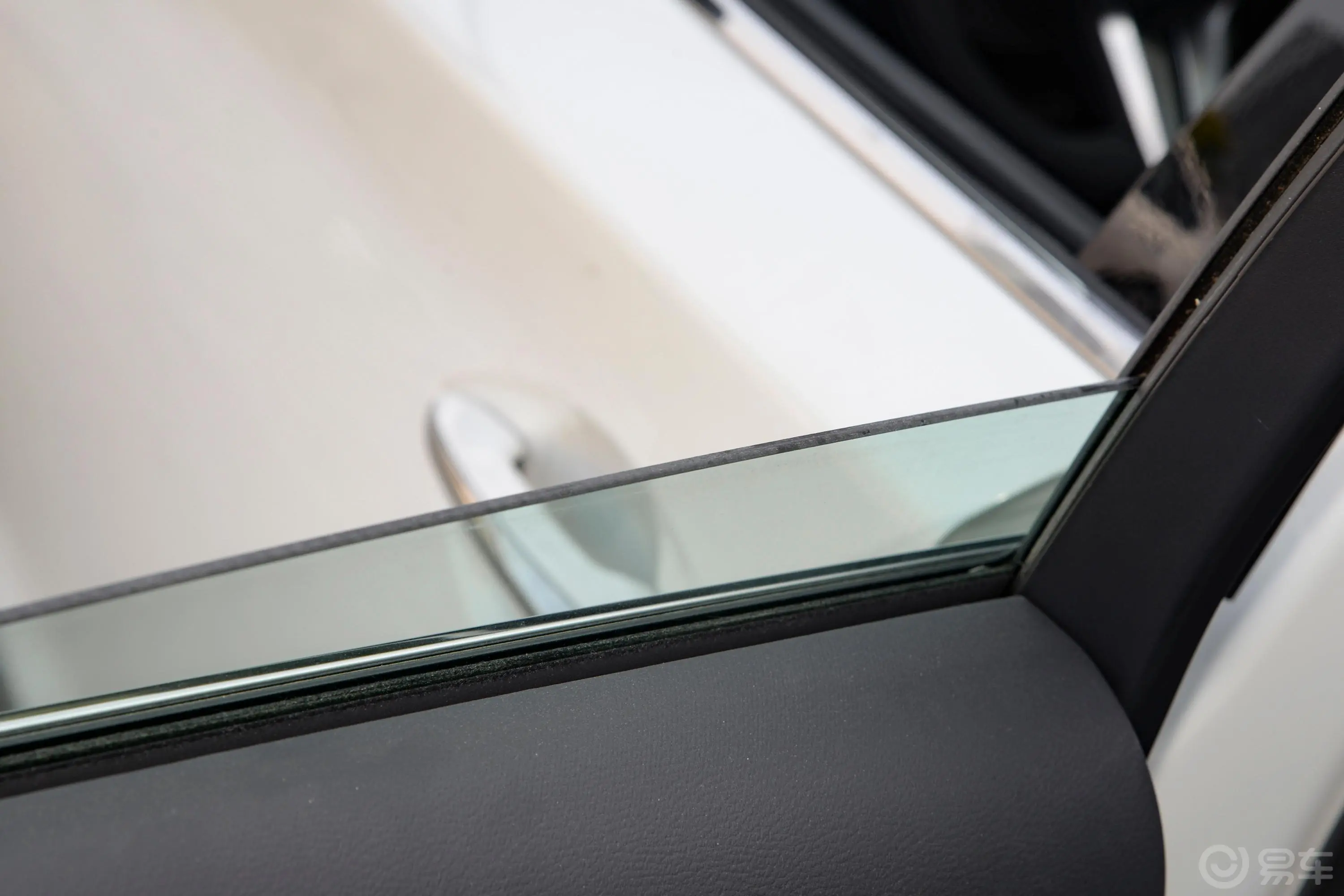 英菲尼迪Q50L2.0T 舒适版后排玻璃材质特写
