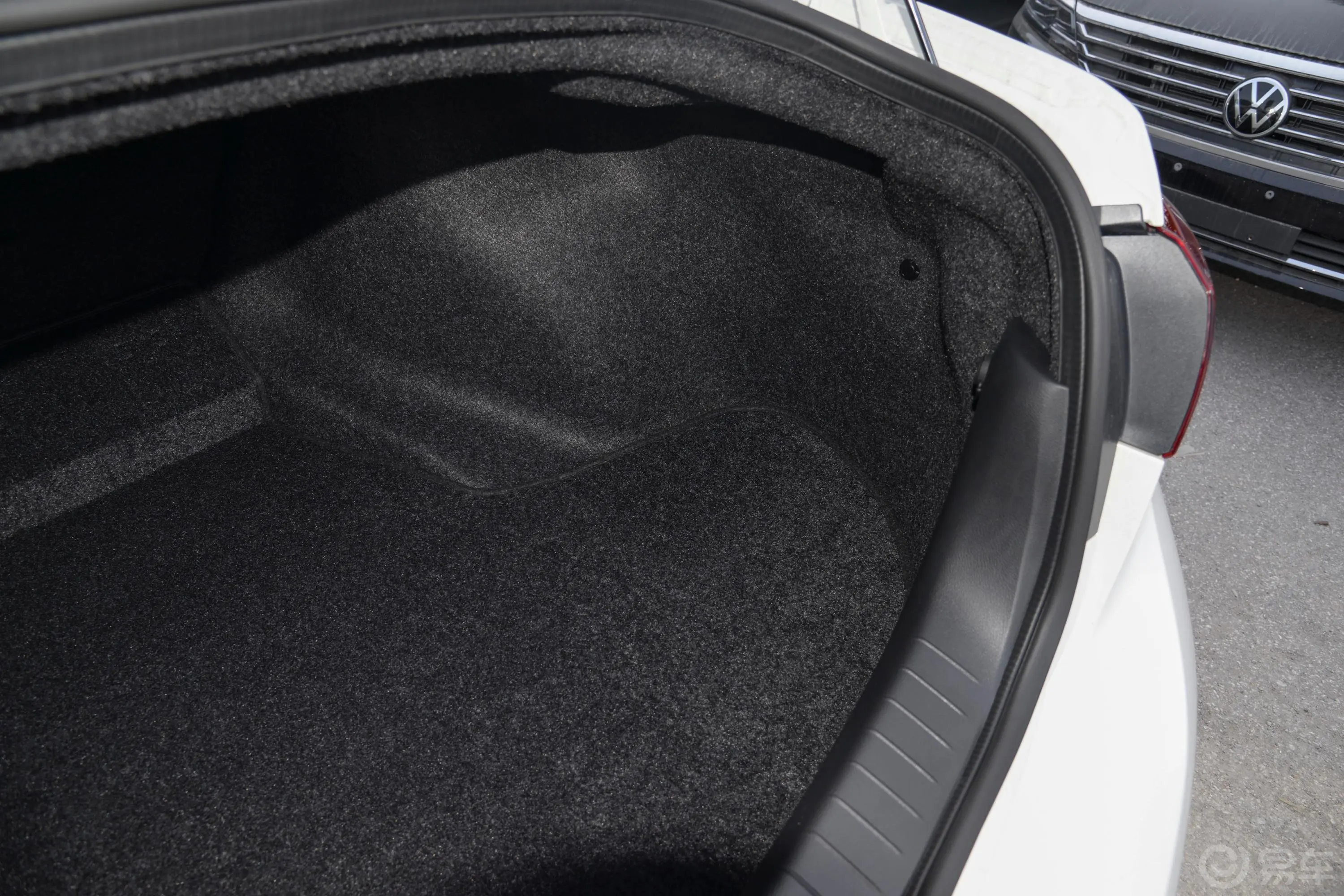 英菲尼迪Q50L2.0T 舒适版后备厢