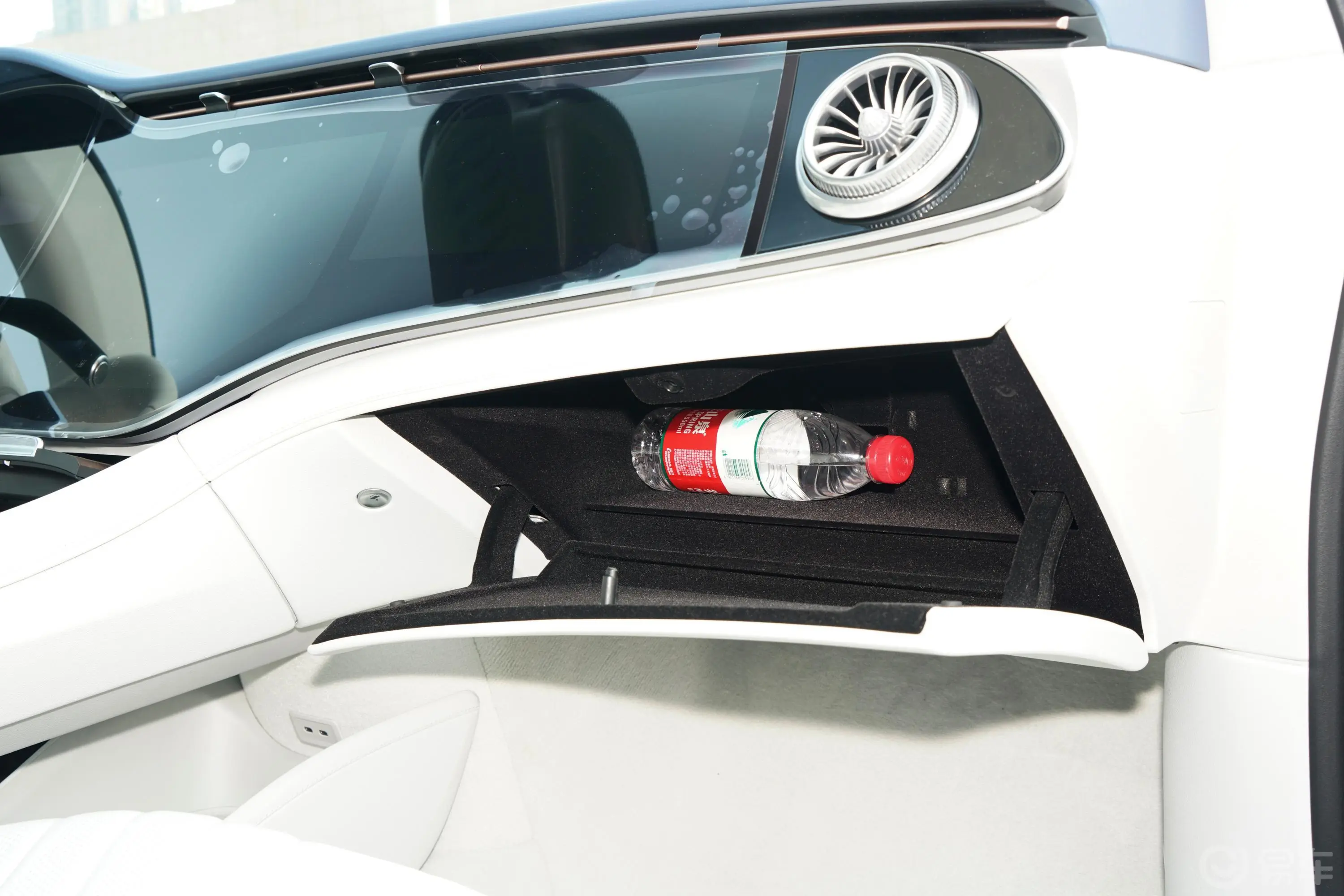 奔驰EQSEQS 450+ 先型特别版手套箱空间水瓶横置