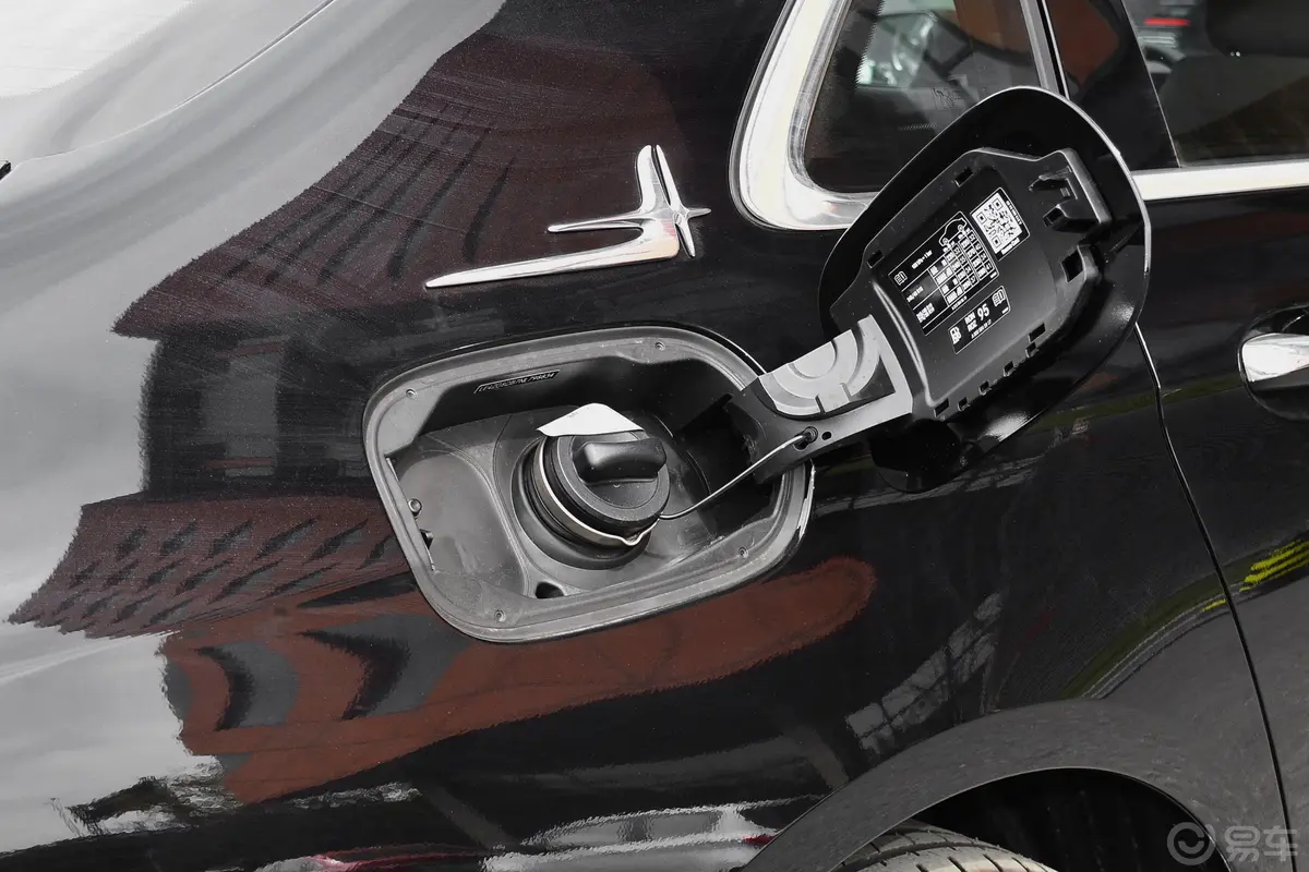奔驰E级改款二 E 300 L 运动时尚型油箱盖