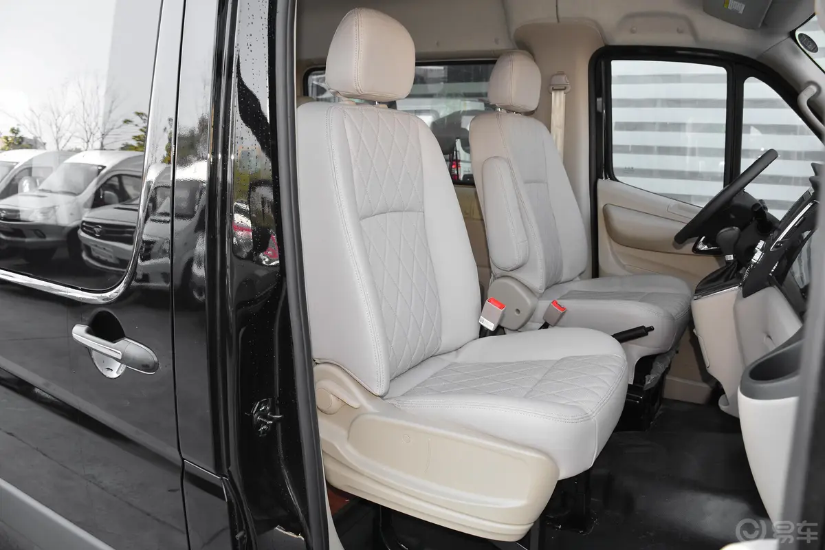 图雅诺经典版小客 康明斯 2.8T 手动加长轴中顶中级客车 9座副驾驶座椅
