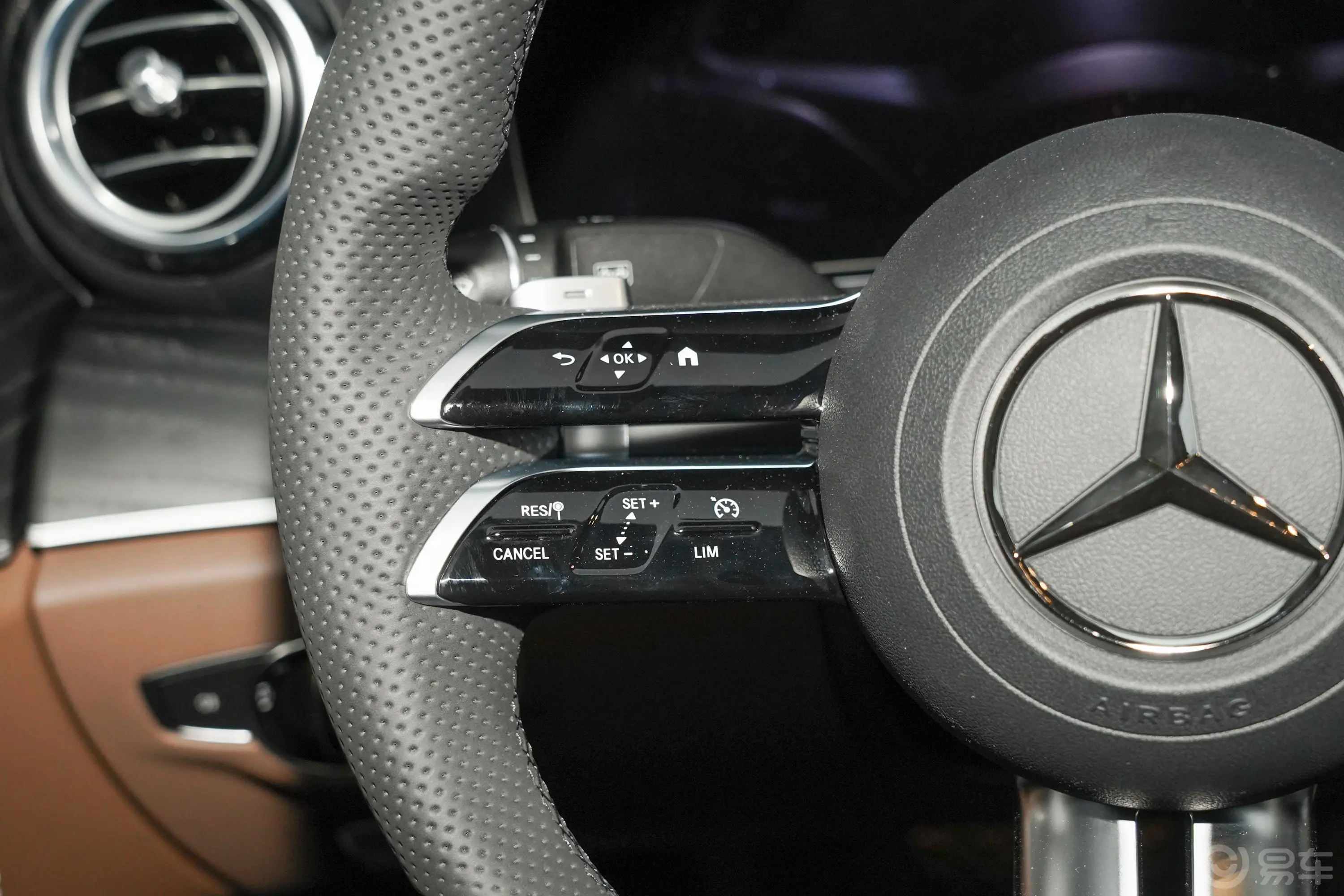 奔驰E级改款二 E 300 L 运动豪华型左侧方向盘功能按键