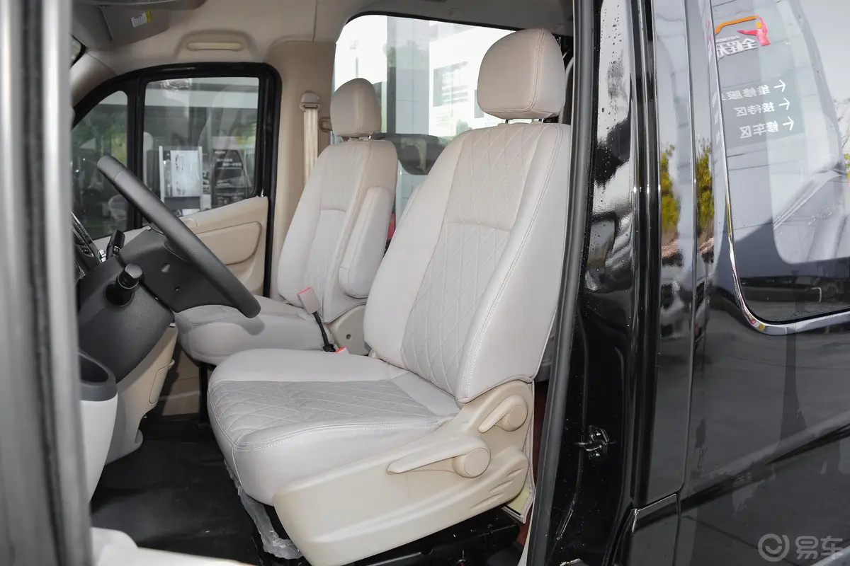 图雅诺经典版小客 康明斯 2.8T 手动加长轴中顶中级客车 9座驾驶员座椅