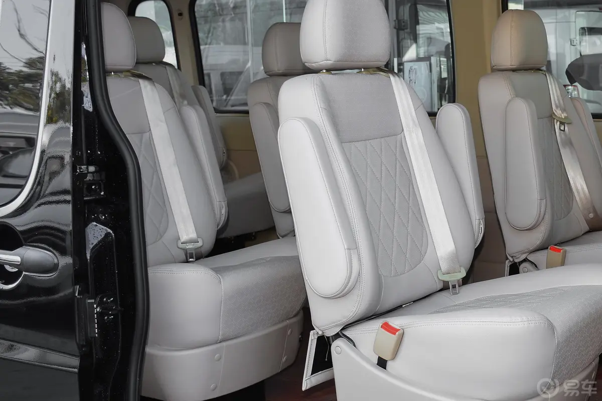 图雅诺经典版小客 康明斯 2.8T 手动加长轴中顶中级客车 9座第三排座椅