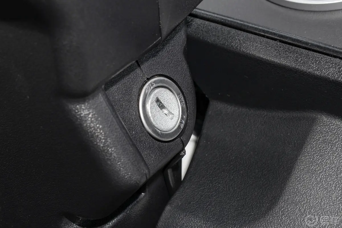 依维柯得意A40M1 2.5T 手动客车长轴中顶双胎手动门 5-9座 国VI钥匙孔或一键启动按键