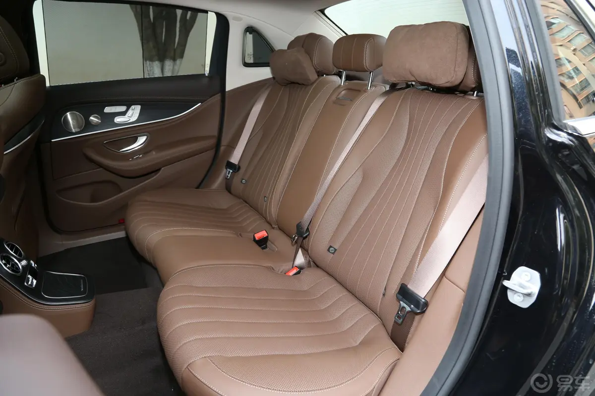 奔驰E级改款二 E 300 L 尊贵型后备厢空间特写