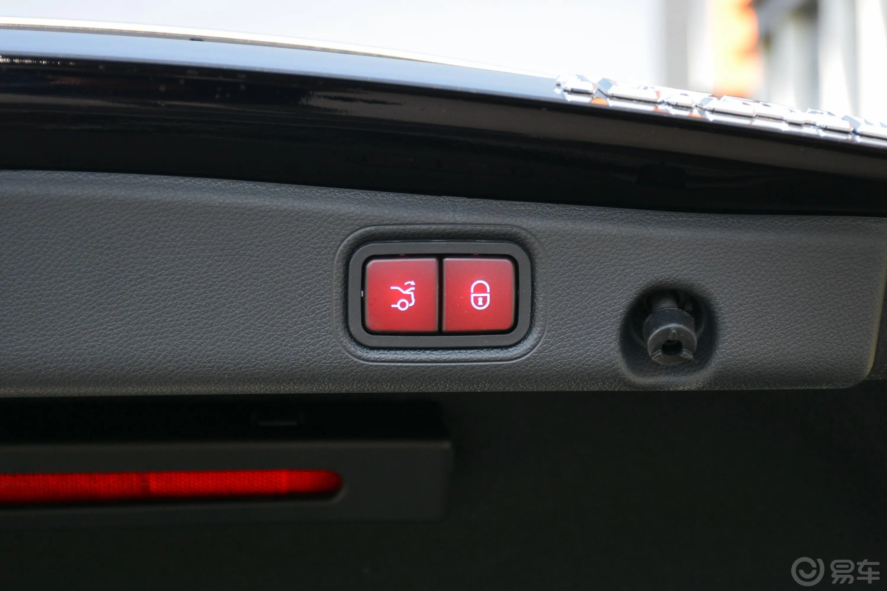 奔驰E级改款二 E 300 L 时尚型电动尾门按键（手动扶手）