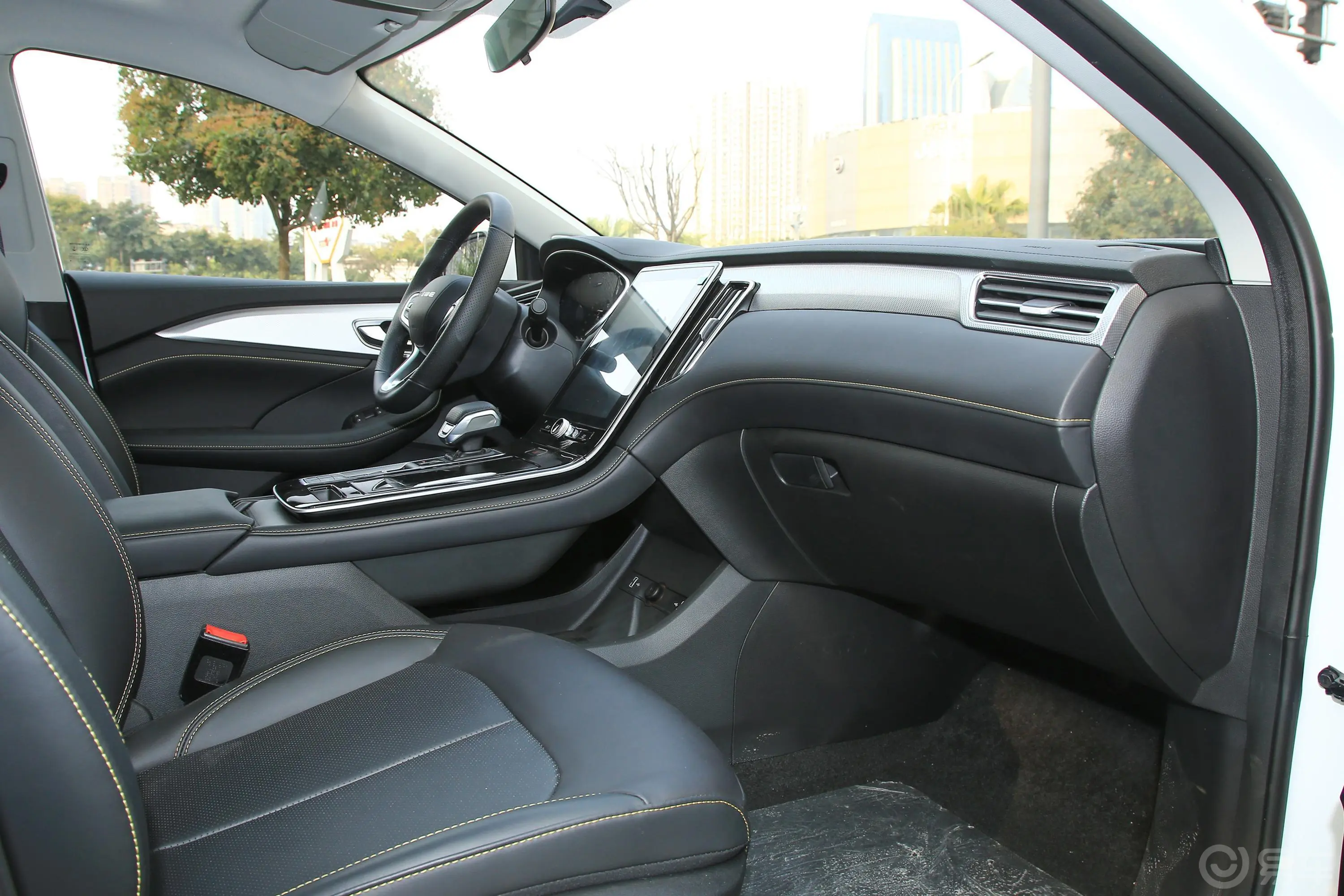 荣威i6 MAX EV500天幕尊享版内饰全景副驾驶员方向