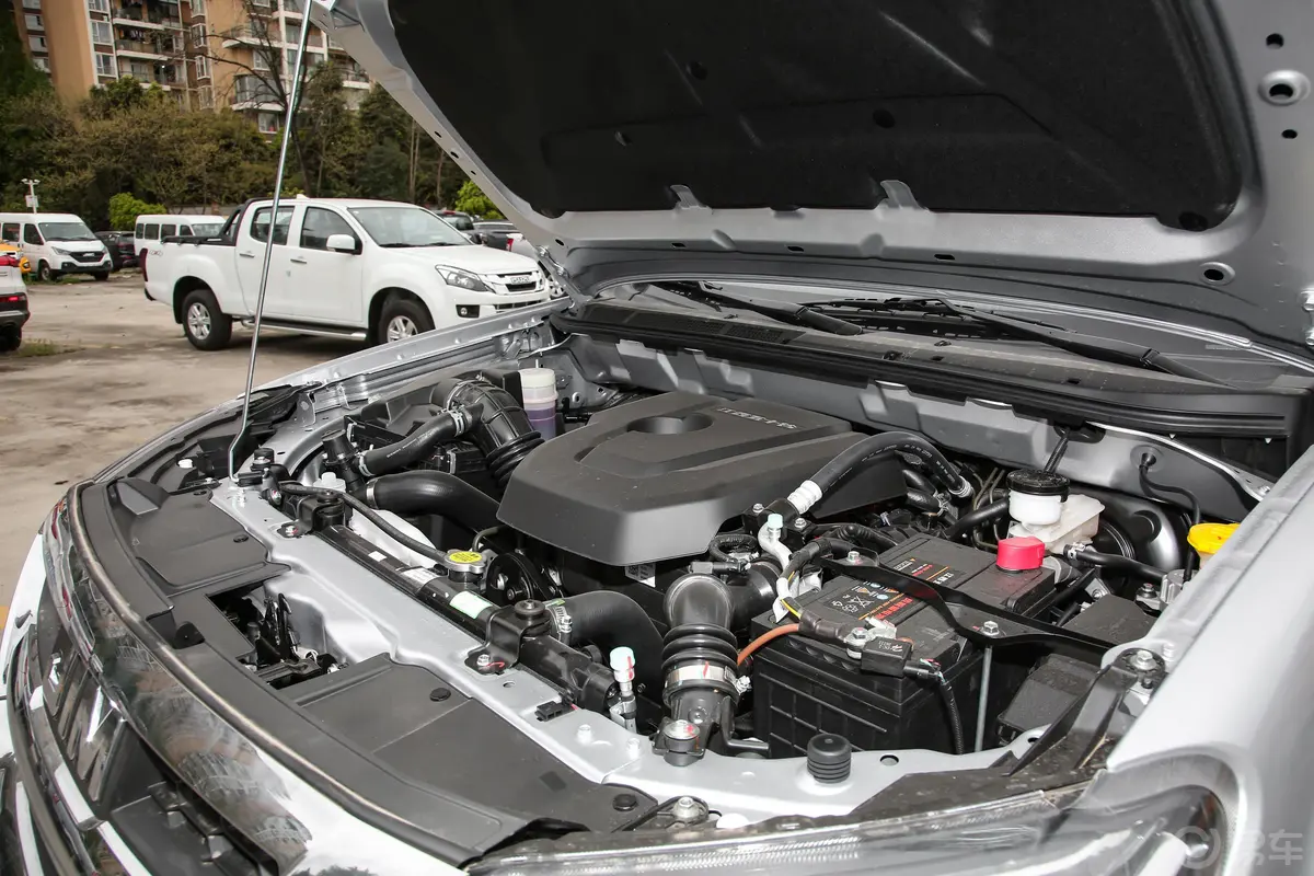 瑞迈2.4T 四驱标轴舒适版 汽油动力底盘
