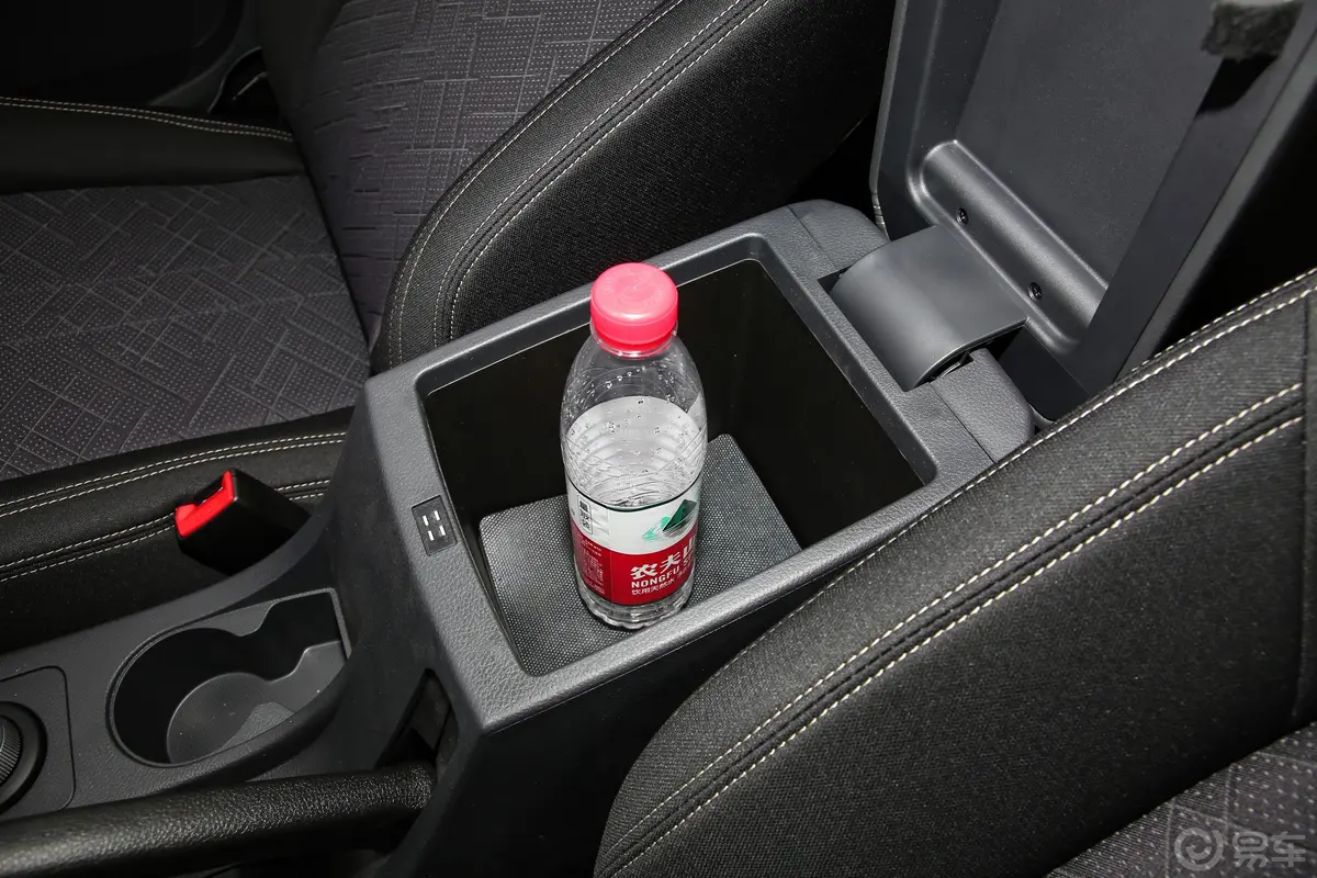 瑞迈2.4T 四驱标轴舒适版 汽油前排扶手箱储物格