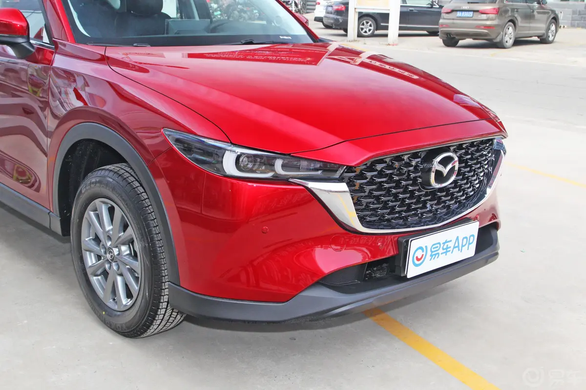 马自达CX-52.0L 两驱智雅型前格栅侧俯拍