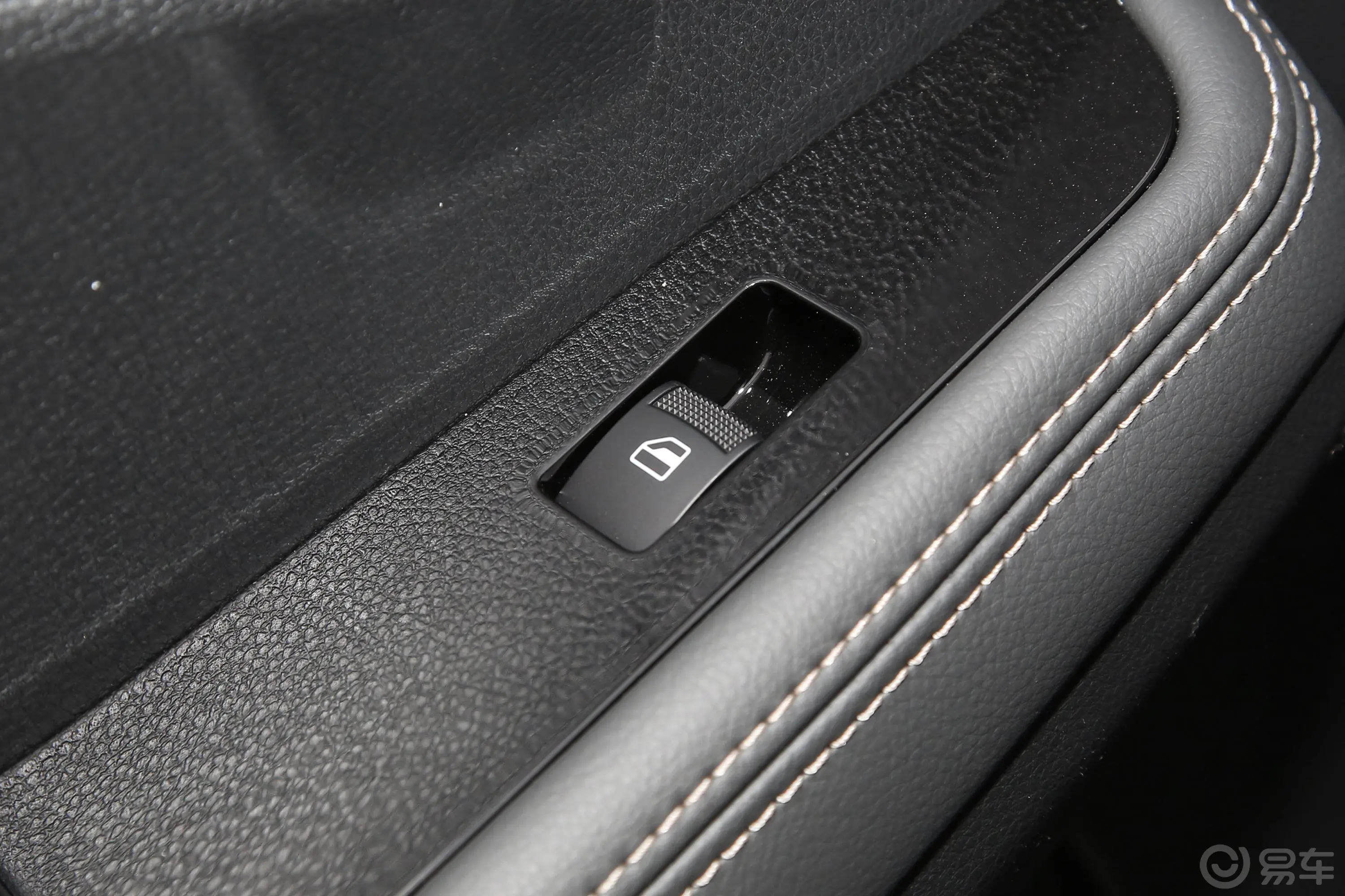 瑞迈2.4T 四驱标轴舒适版 汽油后车窗调节