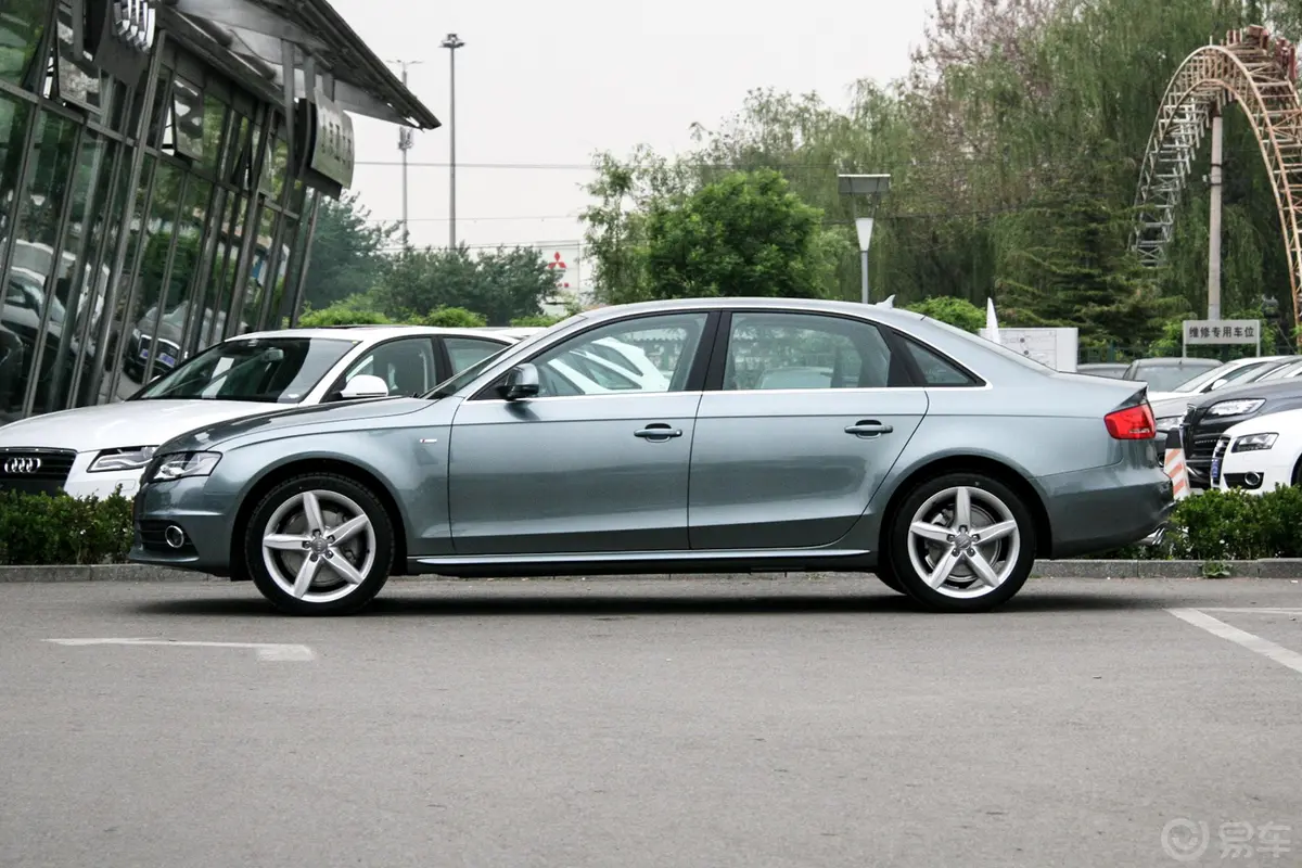 奥迪A4L2.0 TFSI(155kW) 运动型外观