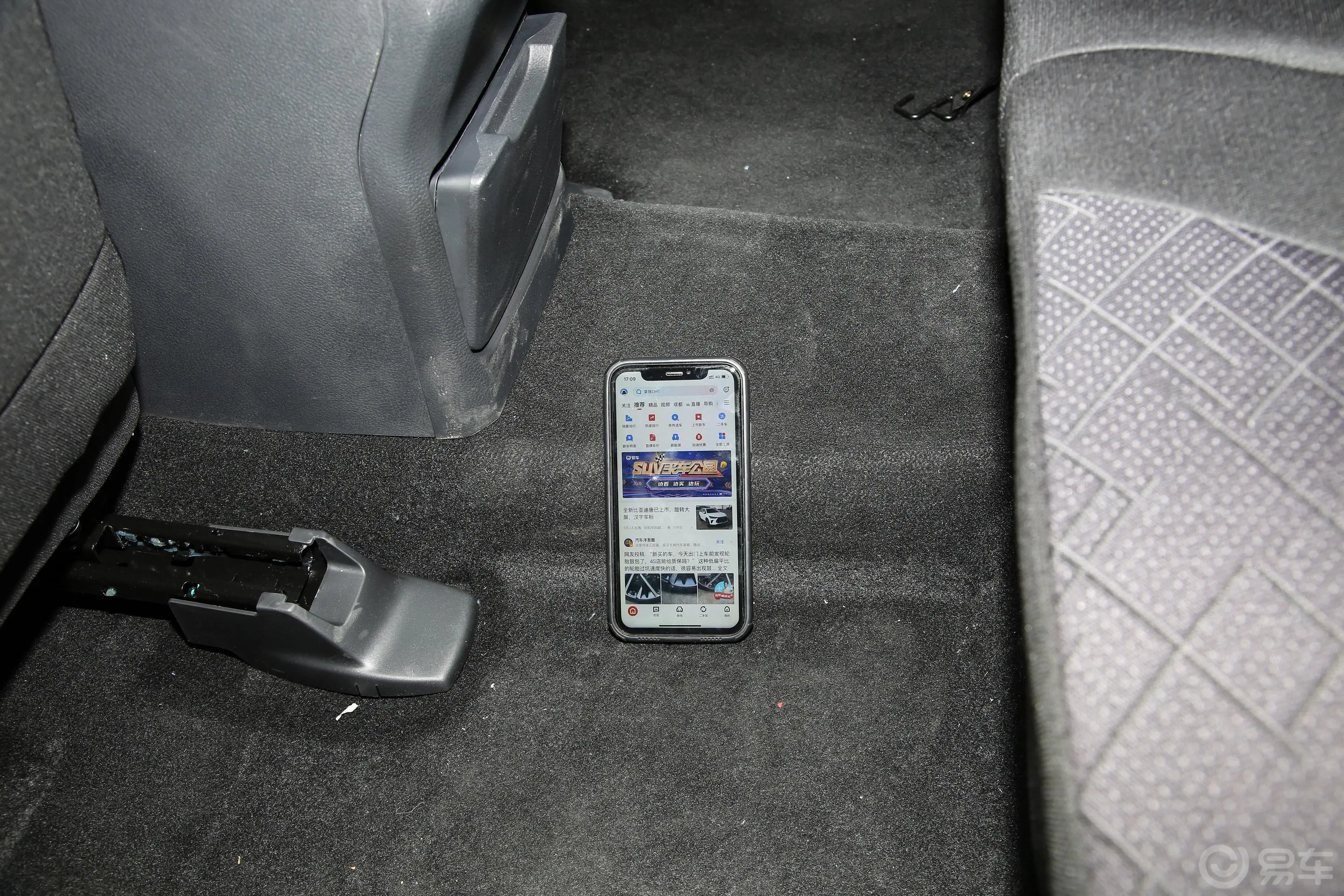 瑞迈2.4T 四驱标轴舒适版 汽油后排地板中间位置