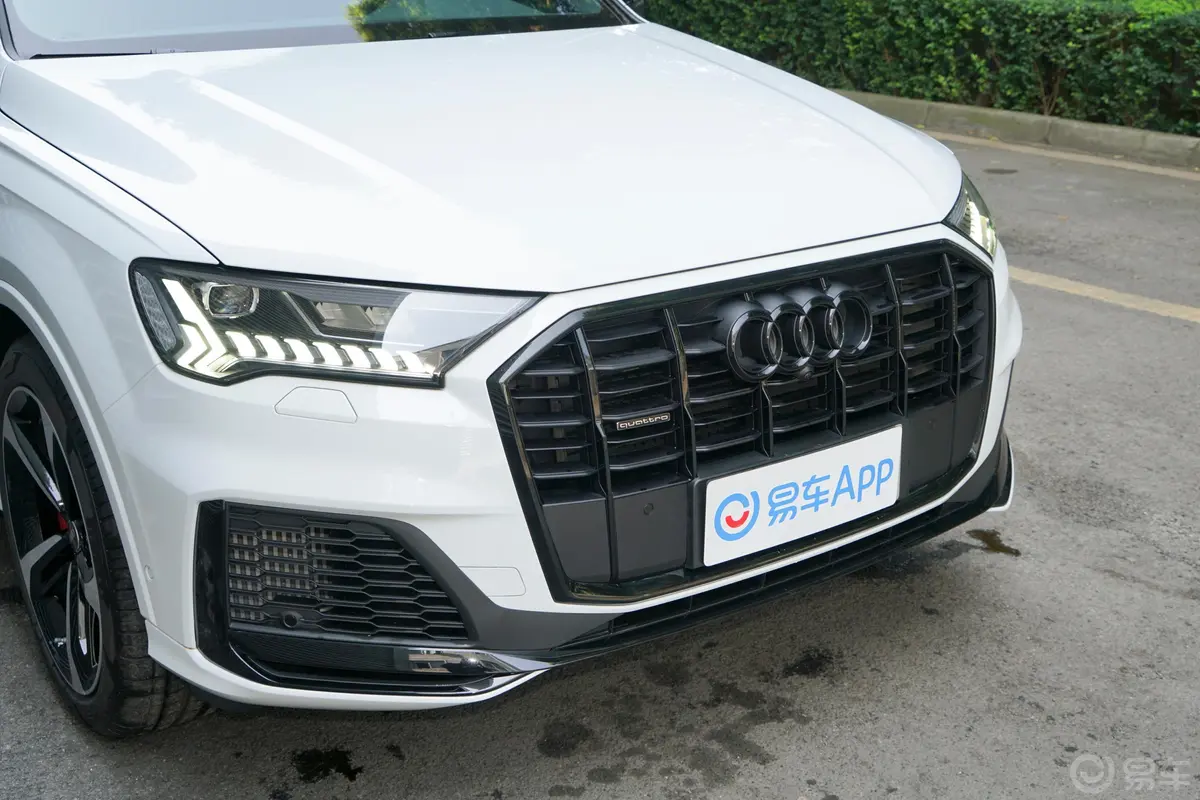 奥迪Q755 TFSI quattro S line冰雪运动型外观