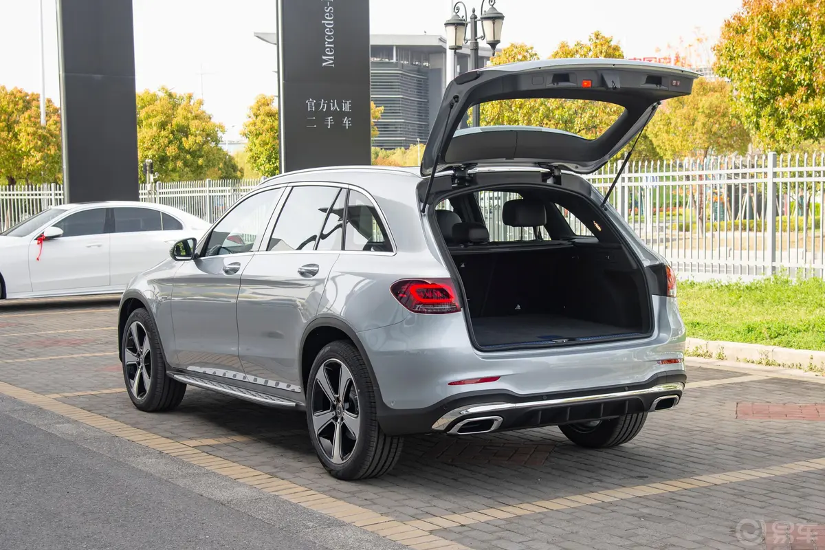 奔驰GLCGLC 300 L 4MATIC 动感型臻藏版空间