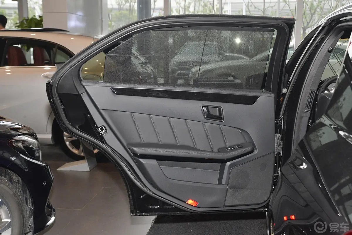 奔驰E级E 400 L 豪华型 4MATIC 运动轿车空间