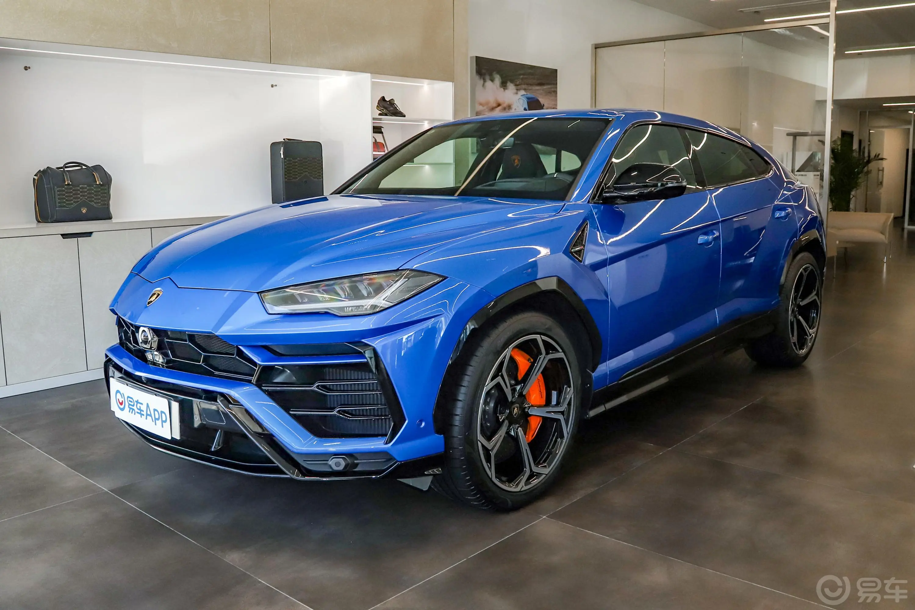 Urus4.0T V8侧前45度车头向左水平