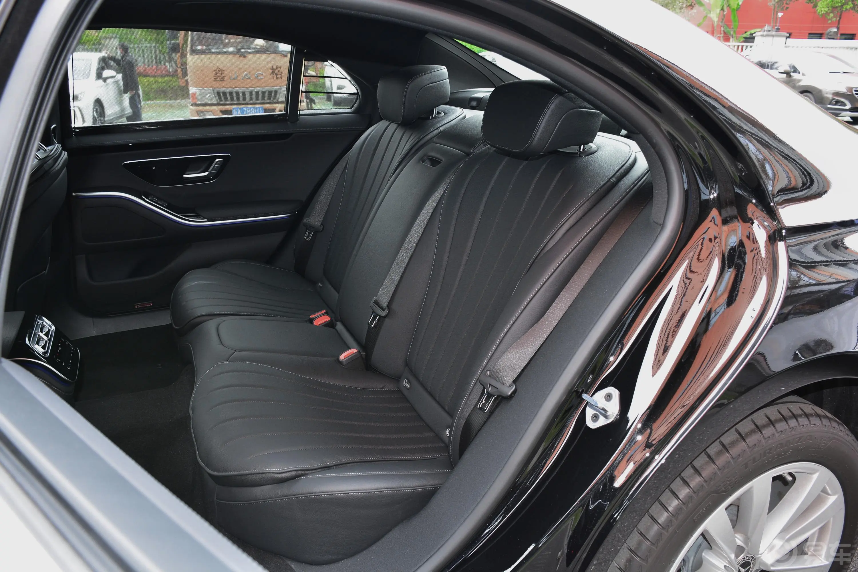 奔驰S级改款 S 400 L 商务型后排座椅