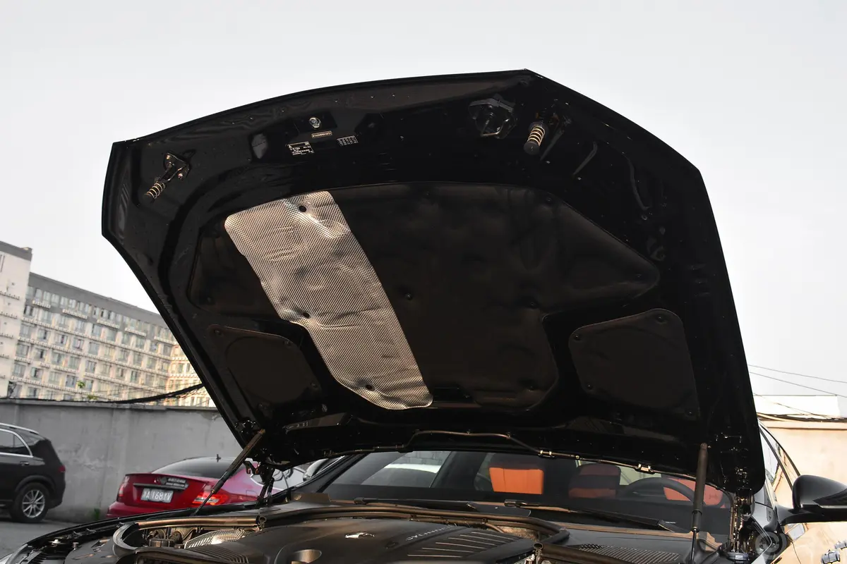 奔驰S级改款 S 400 L 豪华型发动机舱盖内侧