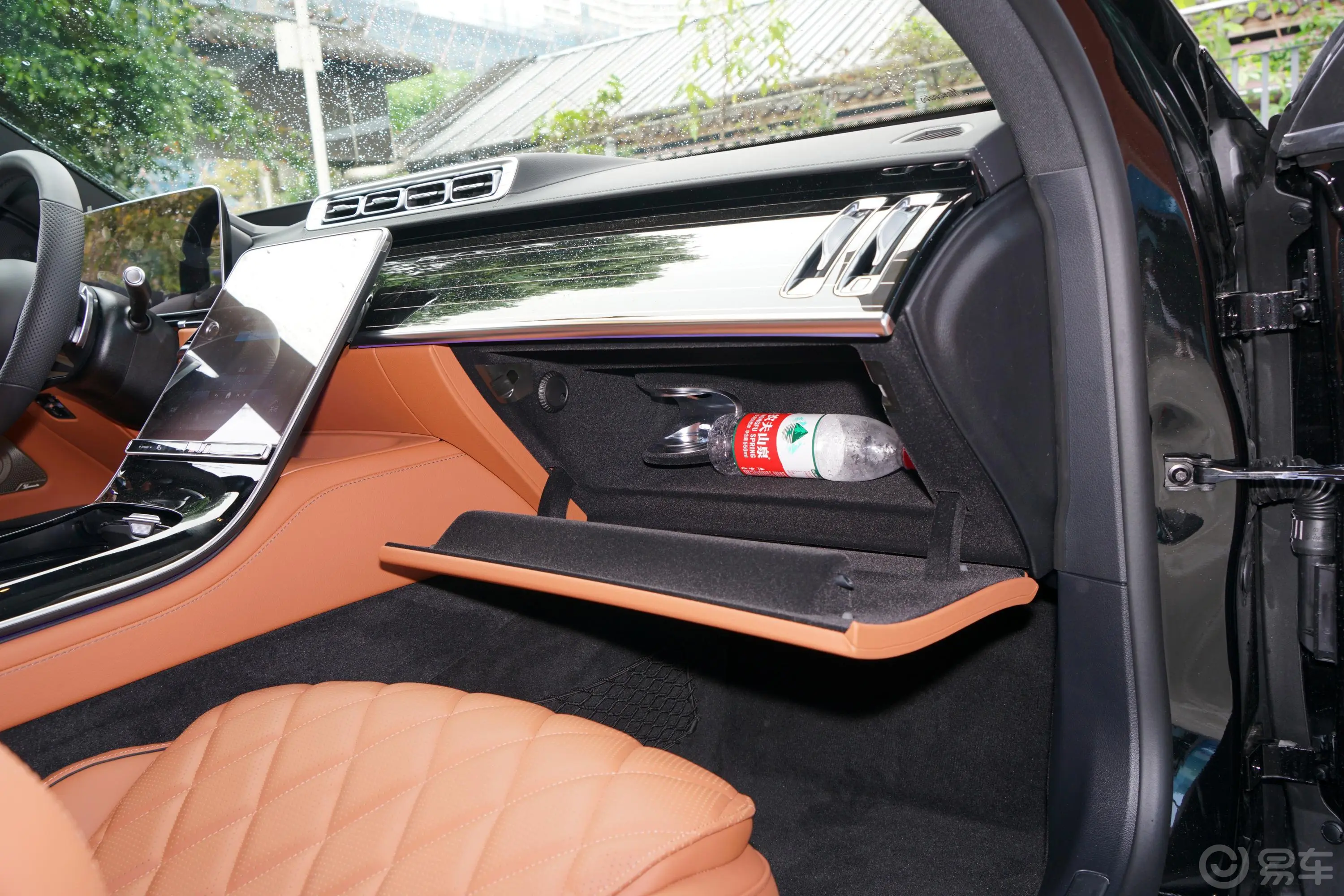 奔驰S级改款 S 500 L 4MATIC手套箱空间水瓶横置