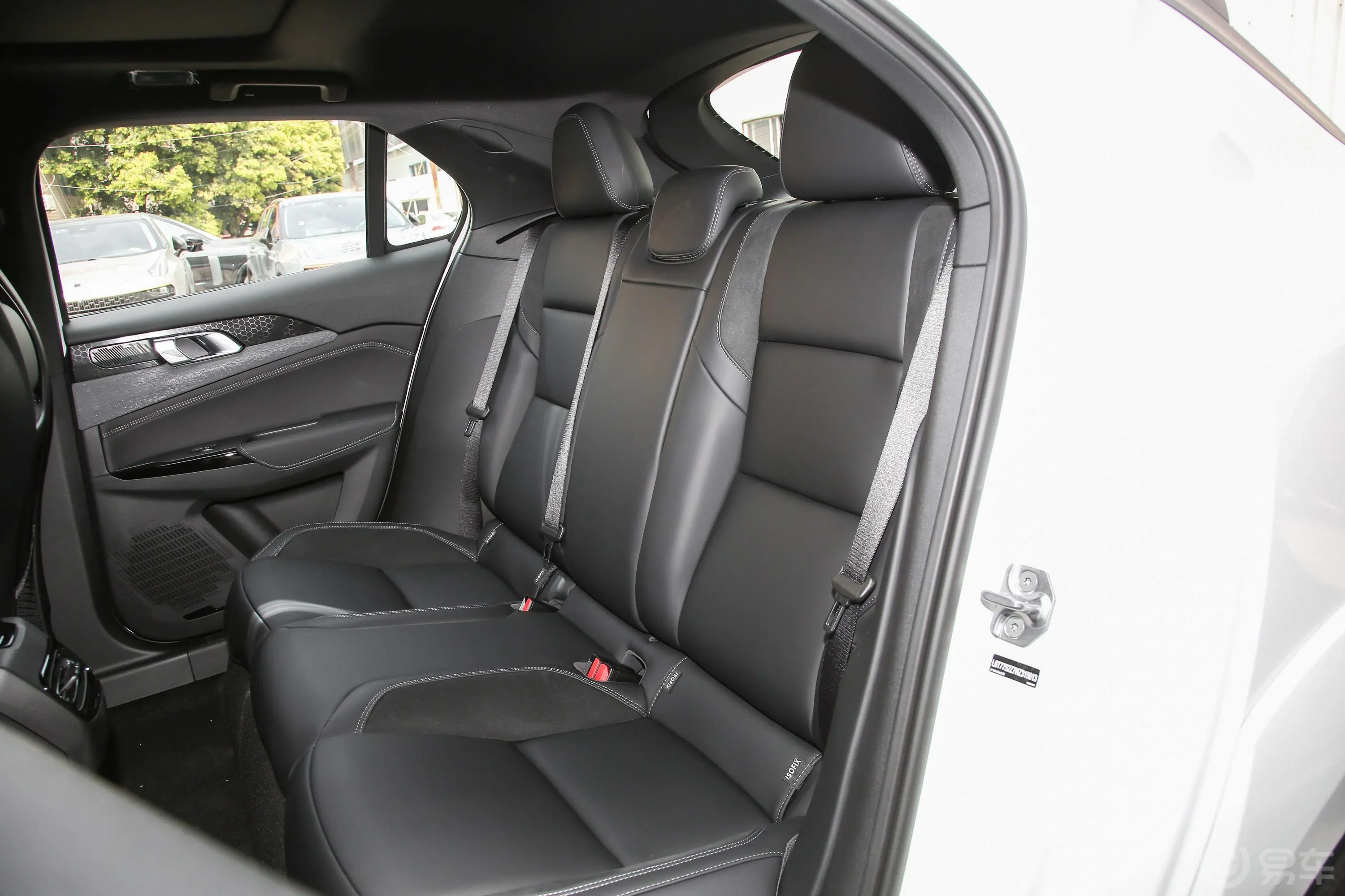 领克02 Hatchback2.0TD 双离合Plus后备箱内座椅放倒按钮
