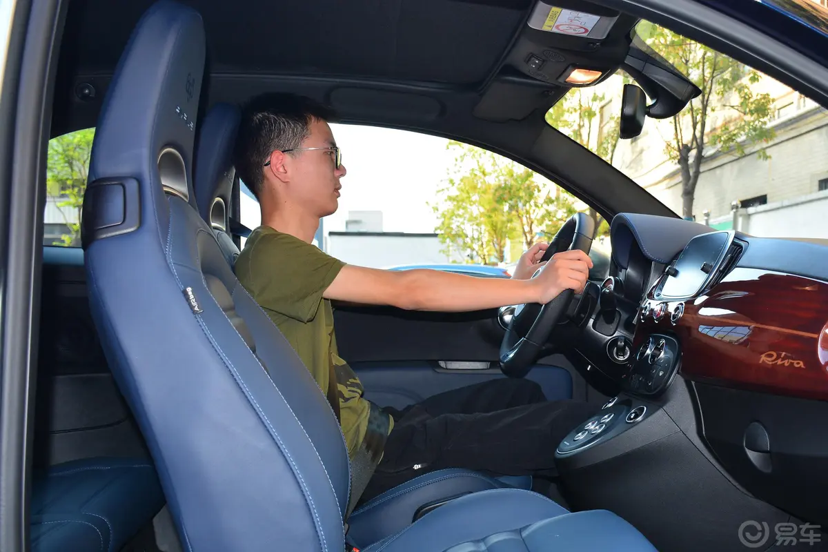 Abarth 695Abarth 695 Rivale 限量版前排空间体验