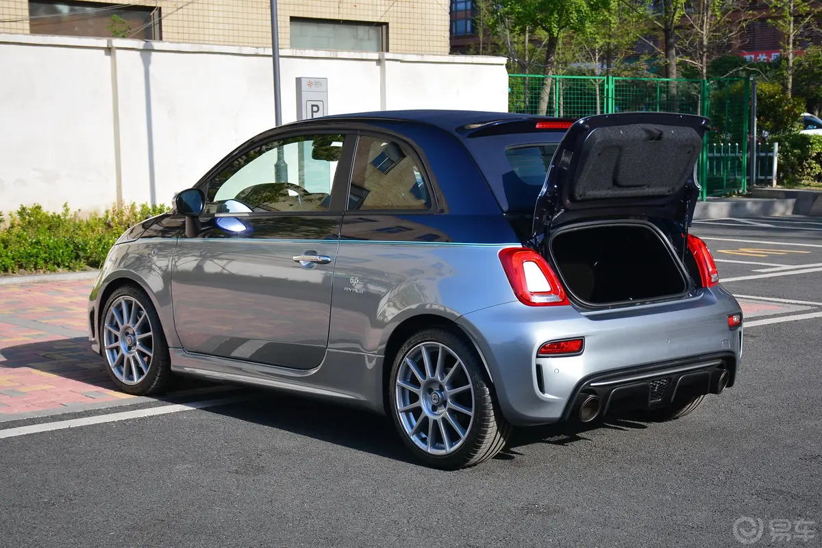 Abarth 695Abarth 695 Rivale 限量版后备厢开启45度侧拍