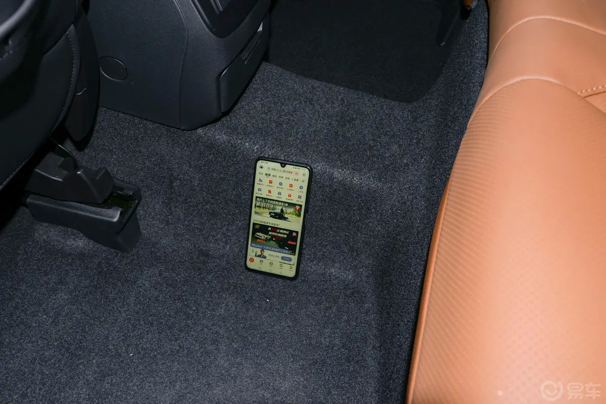 傲虎2.5i AWD旗舰版Eyesight后排地板中间位置