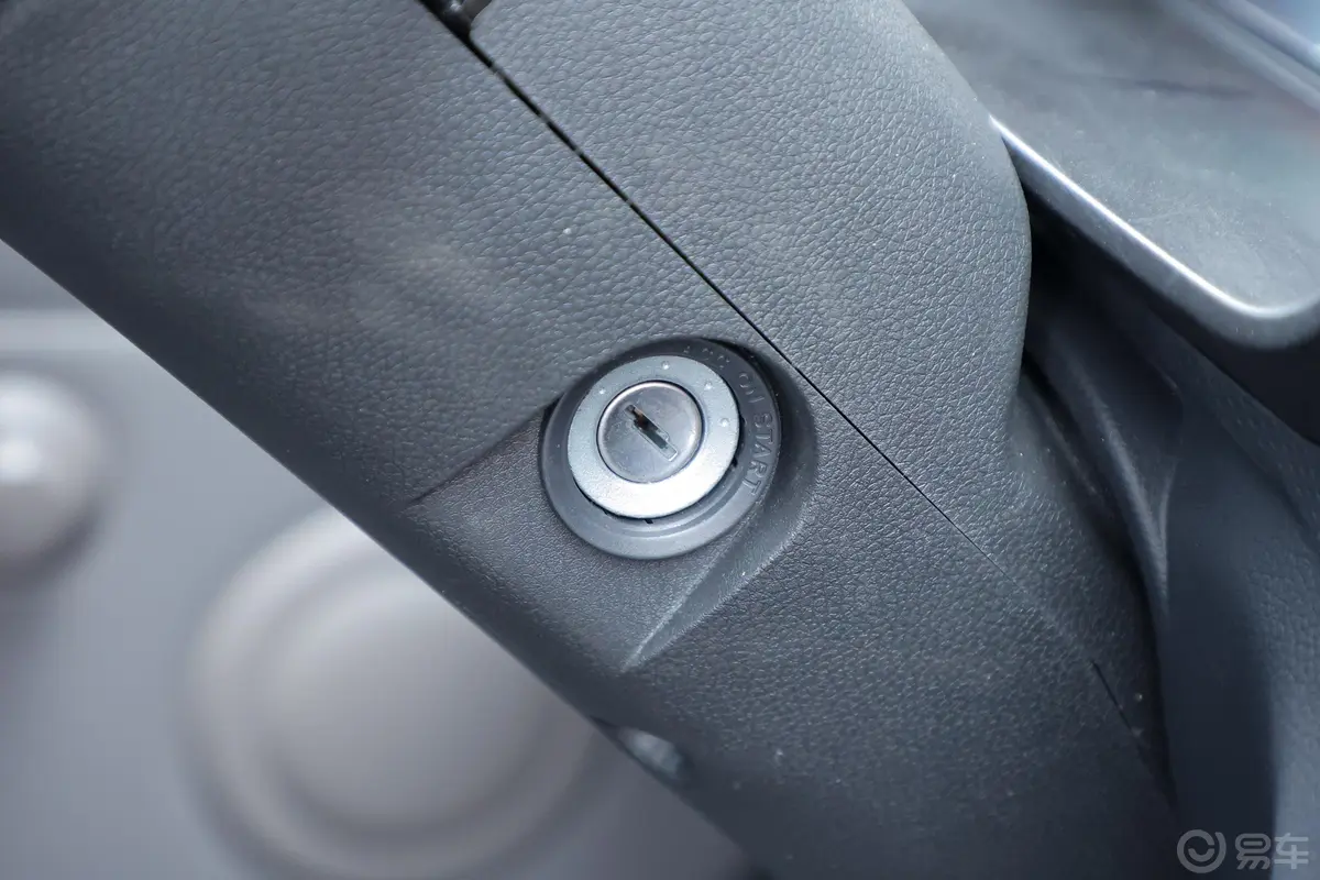 斑马1.5L 双排栏板车标准型钥匙孔或一键启动按键