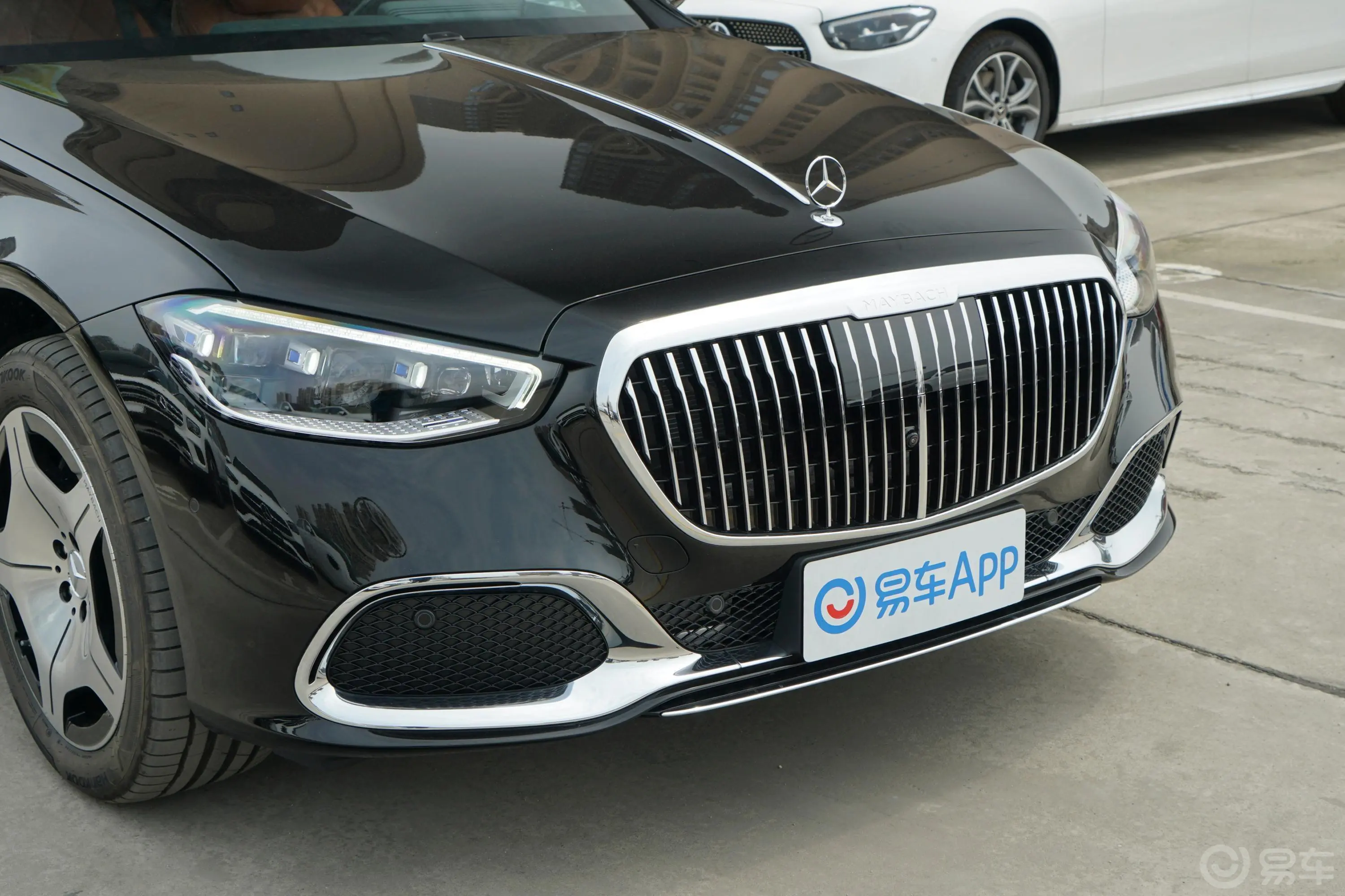 迈巴赫S级S 480 4MATIC 智臻特别版前格栅侧俯拍