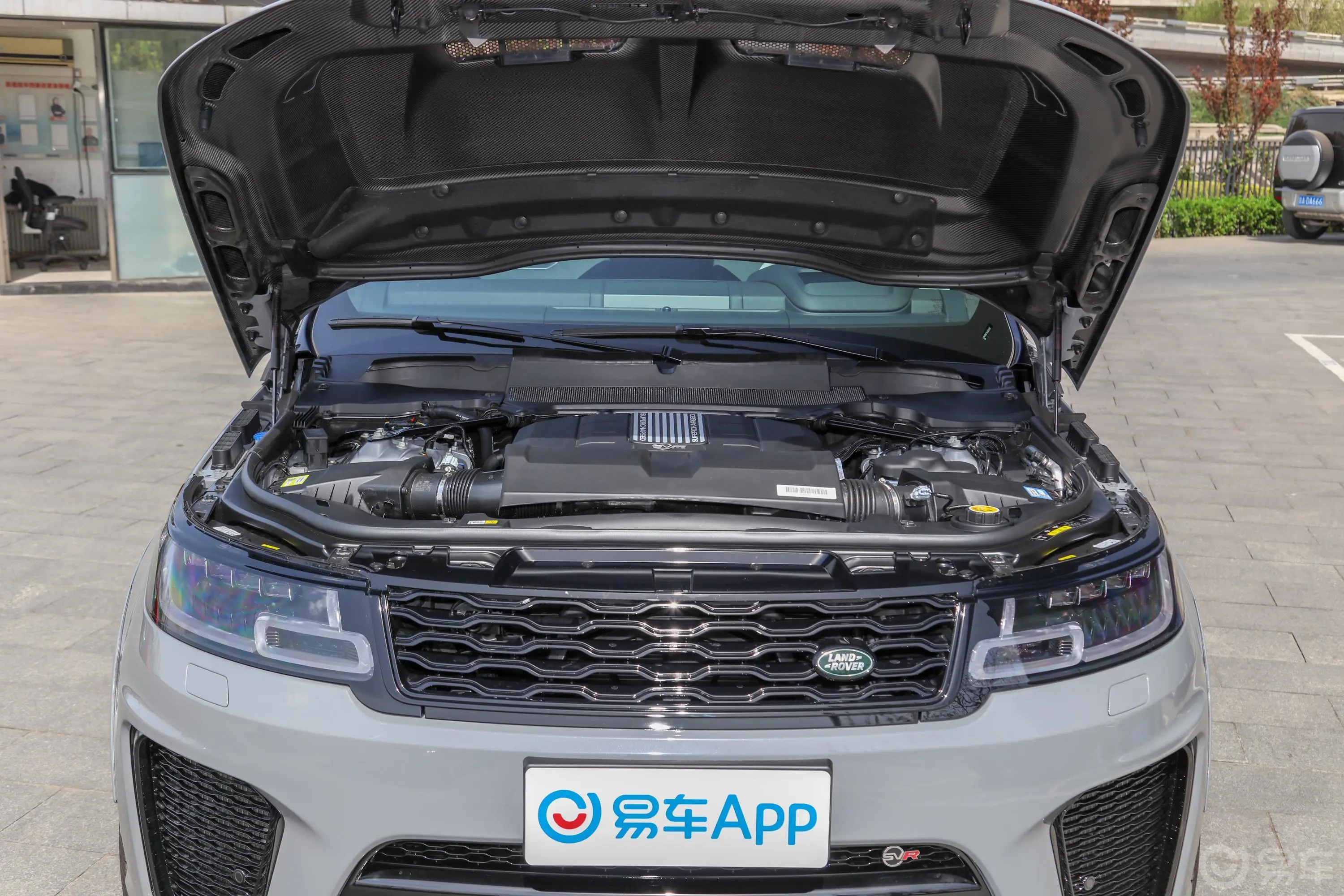 揽胜运动版5.0 V8 SVR 巅峰典藏版发动机舱整体