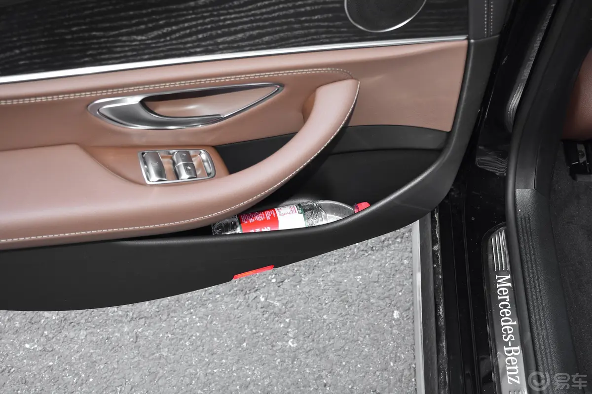 奔驰E级 插电混动改款二 E 350 e L 插电式混合动力运动轿车空间