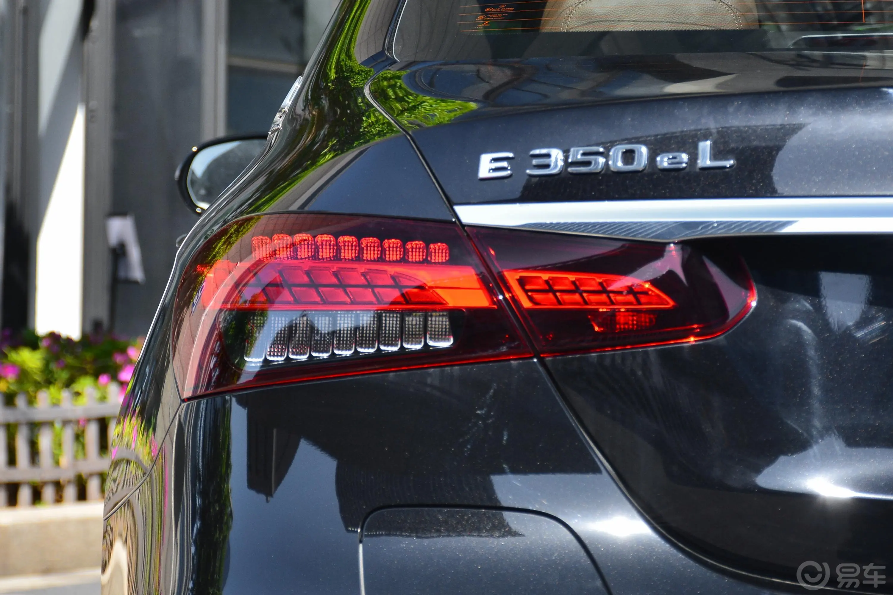 奔驰E级 插电混动改款二 E 350 e L 插电式混合动力运动轿车外观