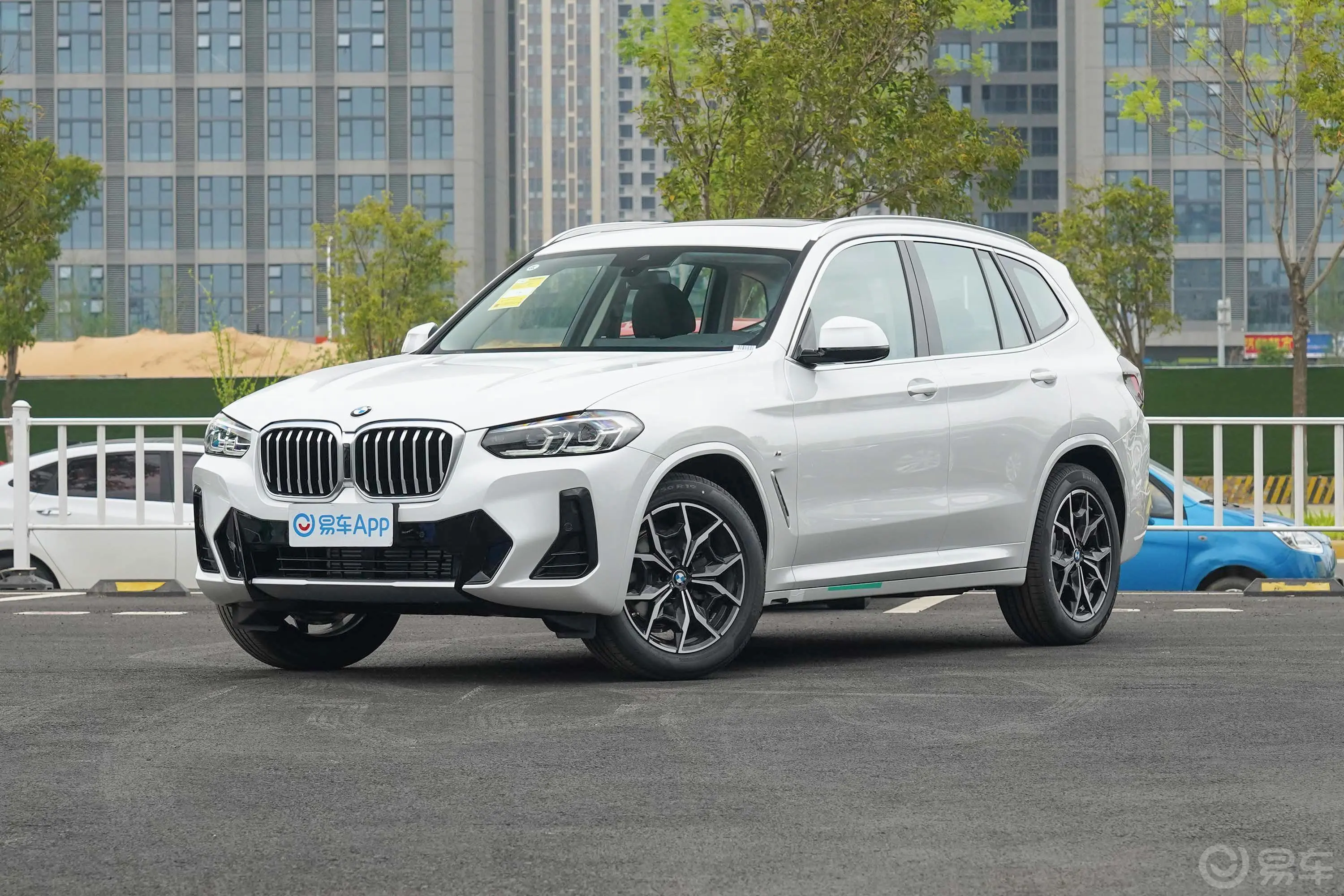 宝马X3xDrive 25i M运动套装侧前45度车头向左水平