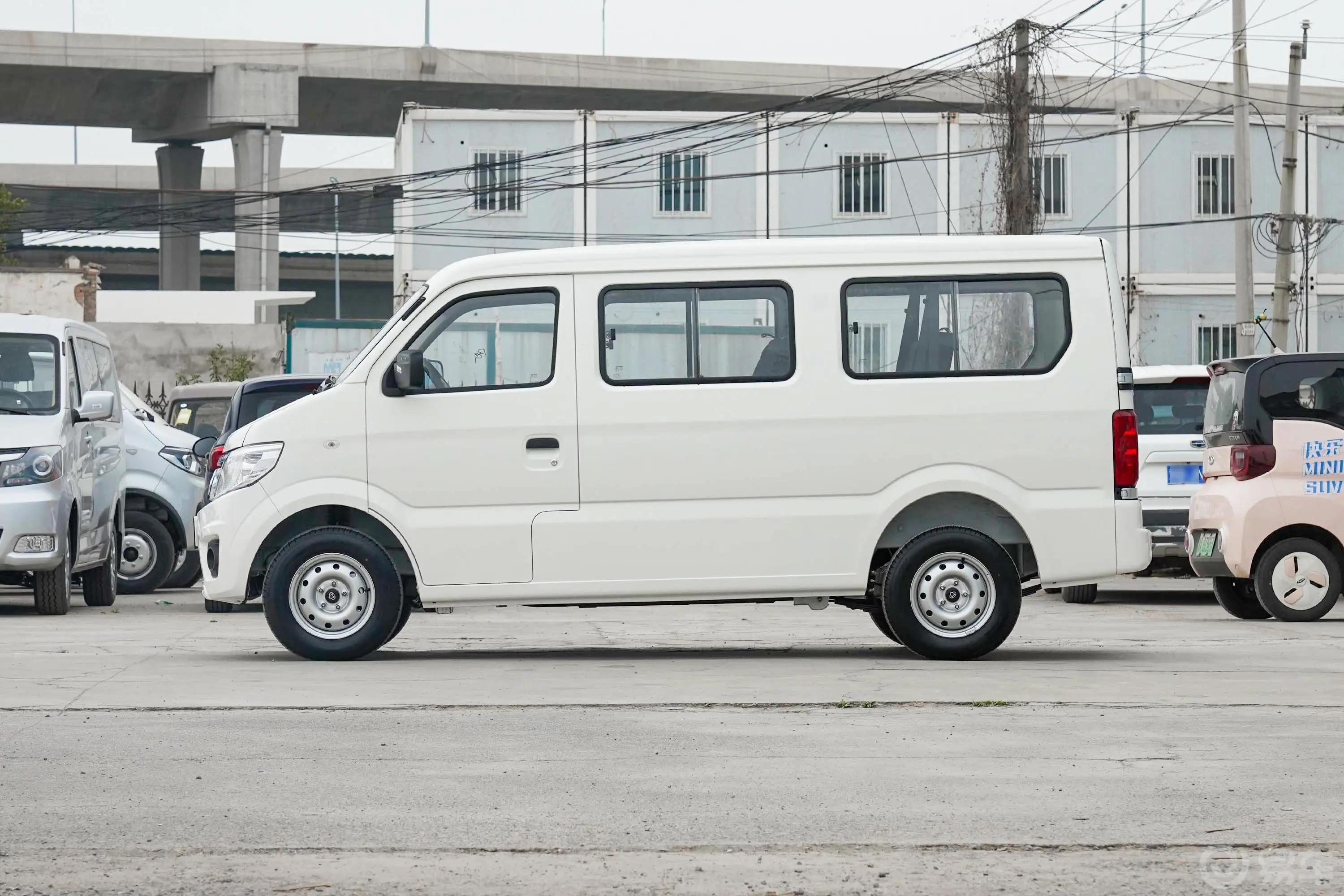 长安之星9 EV260km 客车 38.64kWh 电机60kW 7座正侧车头向左水平