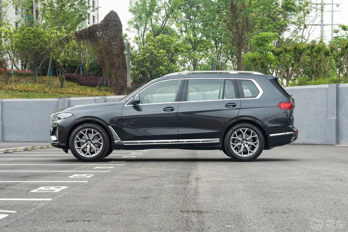 宝马X7xDrive40i 尊享型 豪华套装外观