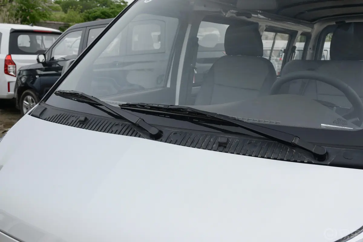 五菱荣光EV300km 客车版基本型 鹏辉电池 7座雨刷器