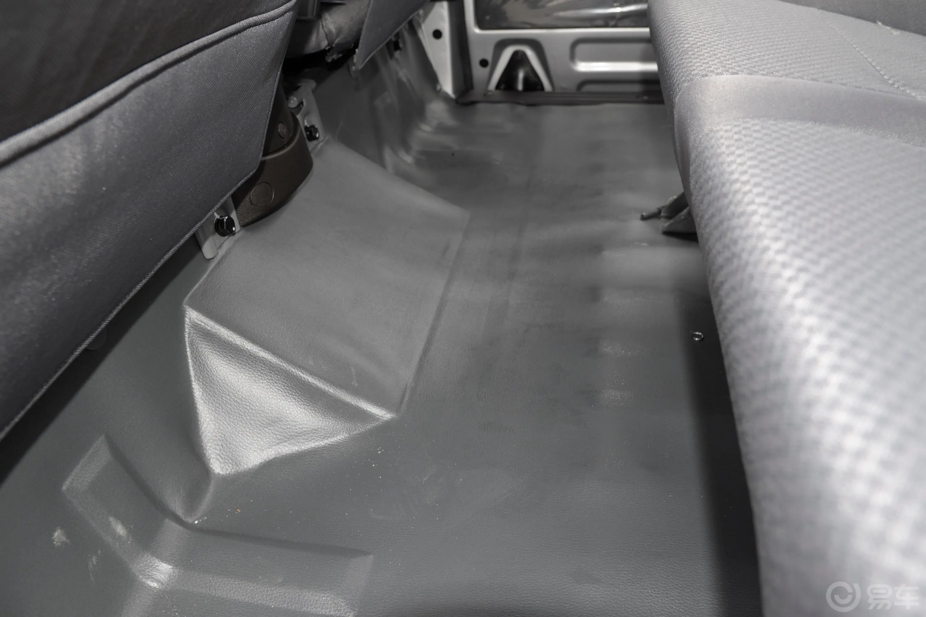 五菱荣光EV300km 客车版基本型 鹏辉电池 7座后排地板中间位置