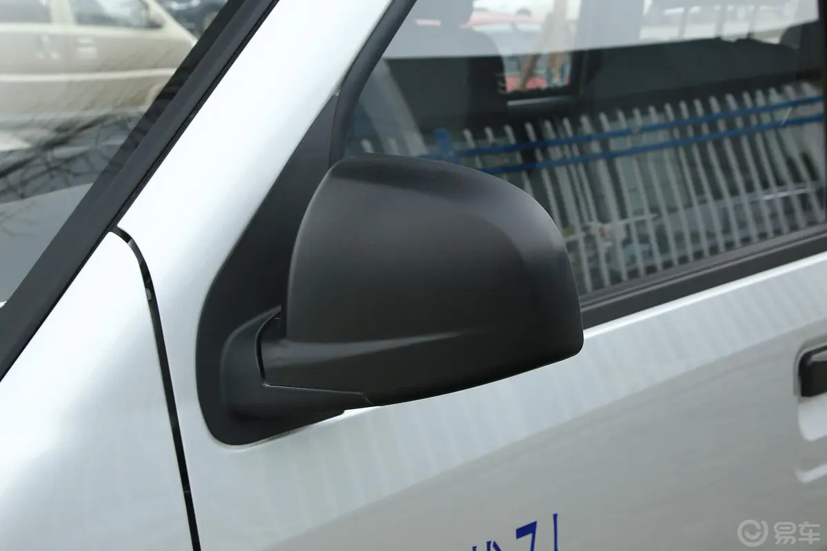五菱荣光EV300km 客车版基本型 宁德时代 7座主驾驶后视镜背面