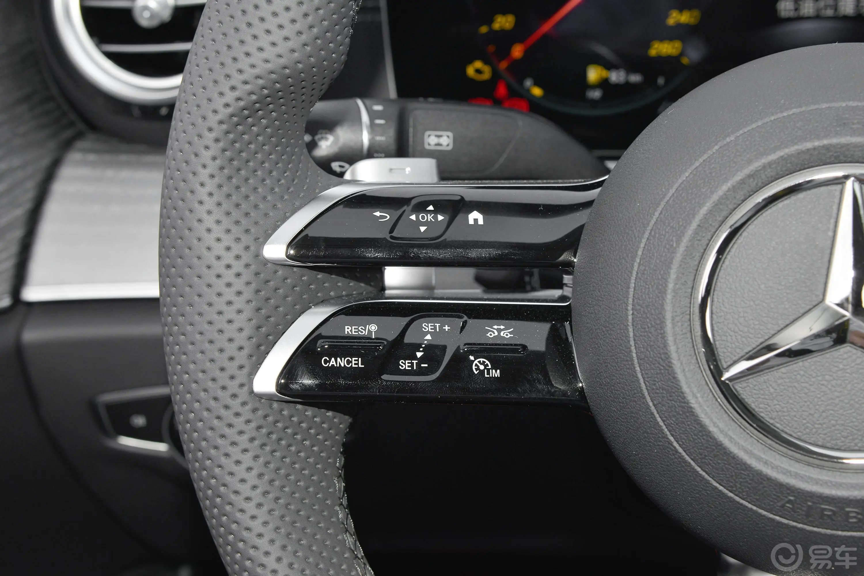 奔驰E级改款二 E 300 L 运动尊贵型左侧方向盘功能按键