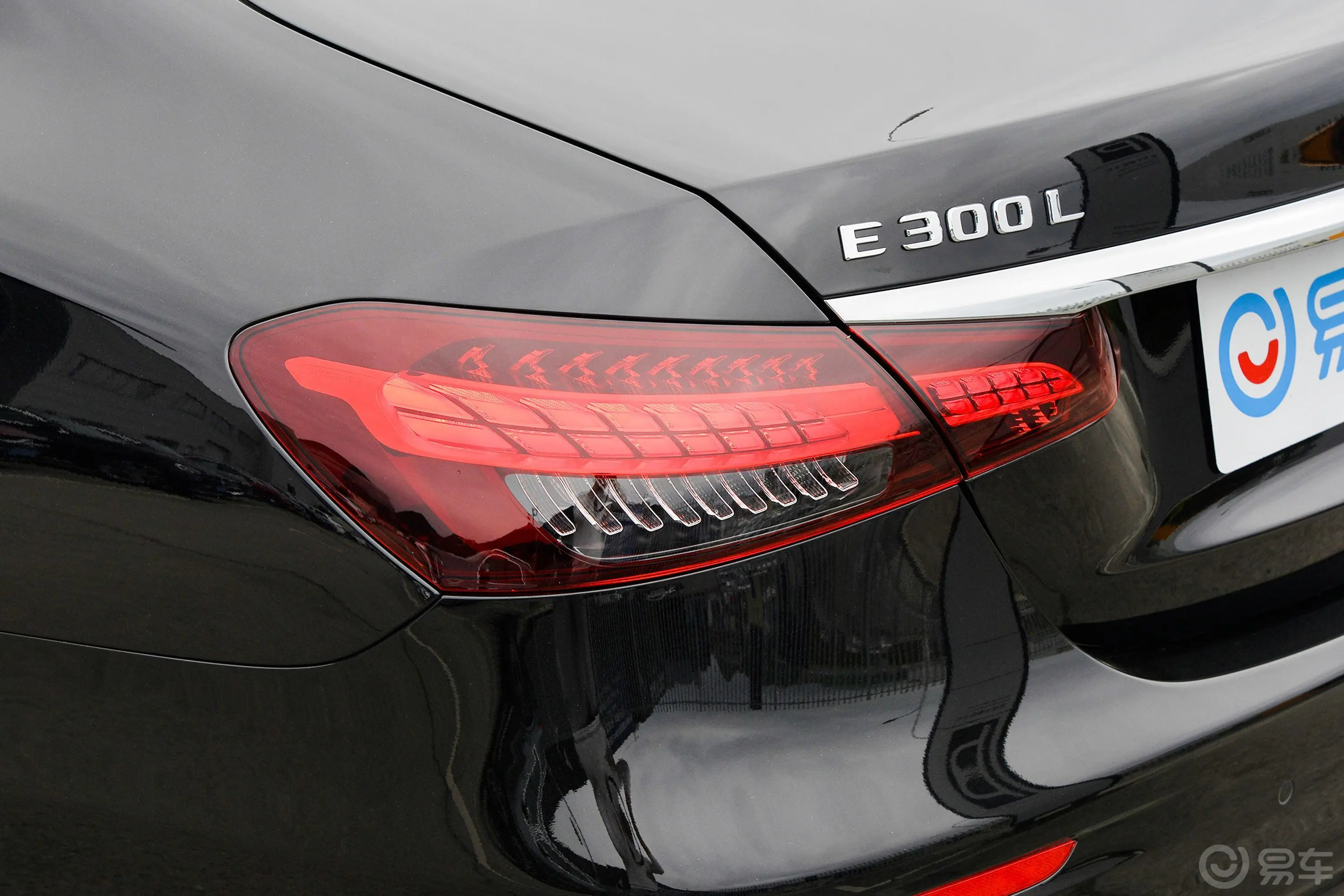奔驰E级改款二 E 300 L 运动尊贵型尾灯侧45度俯拍