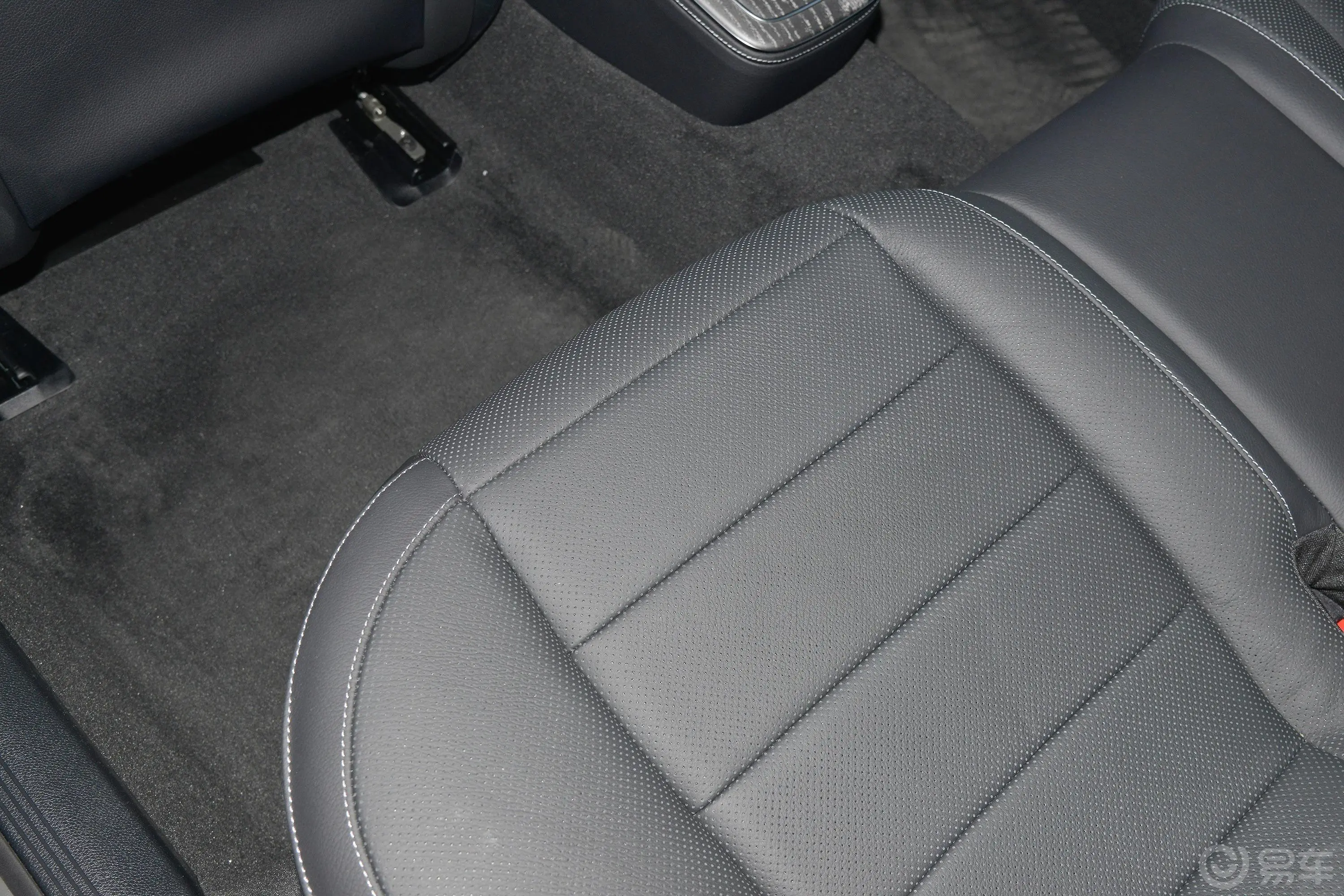 奔驰E级改款二 E 300 L 运动尊贵型后排地板中间位置