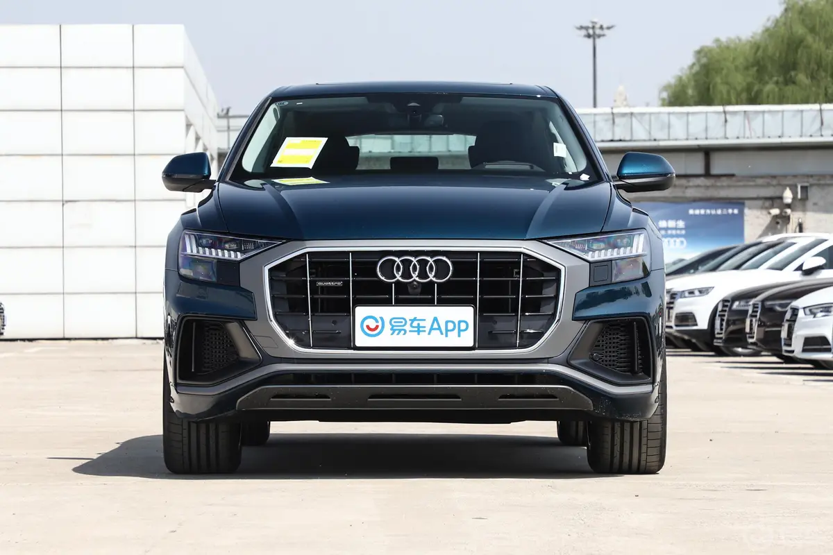 奥迪Q855 TFSI quattro 豪华动感型正前水平