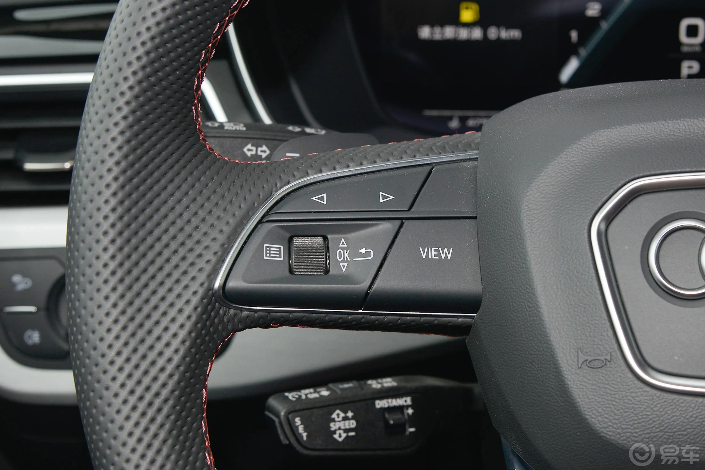 奥迪S53.0T Cabriolet左侧方向盘功能按键