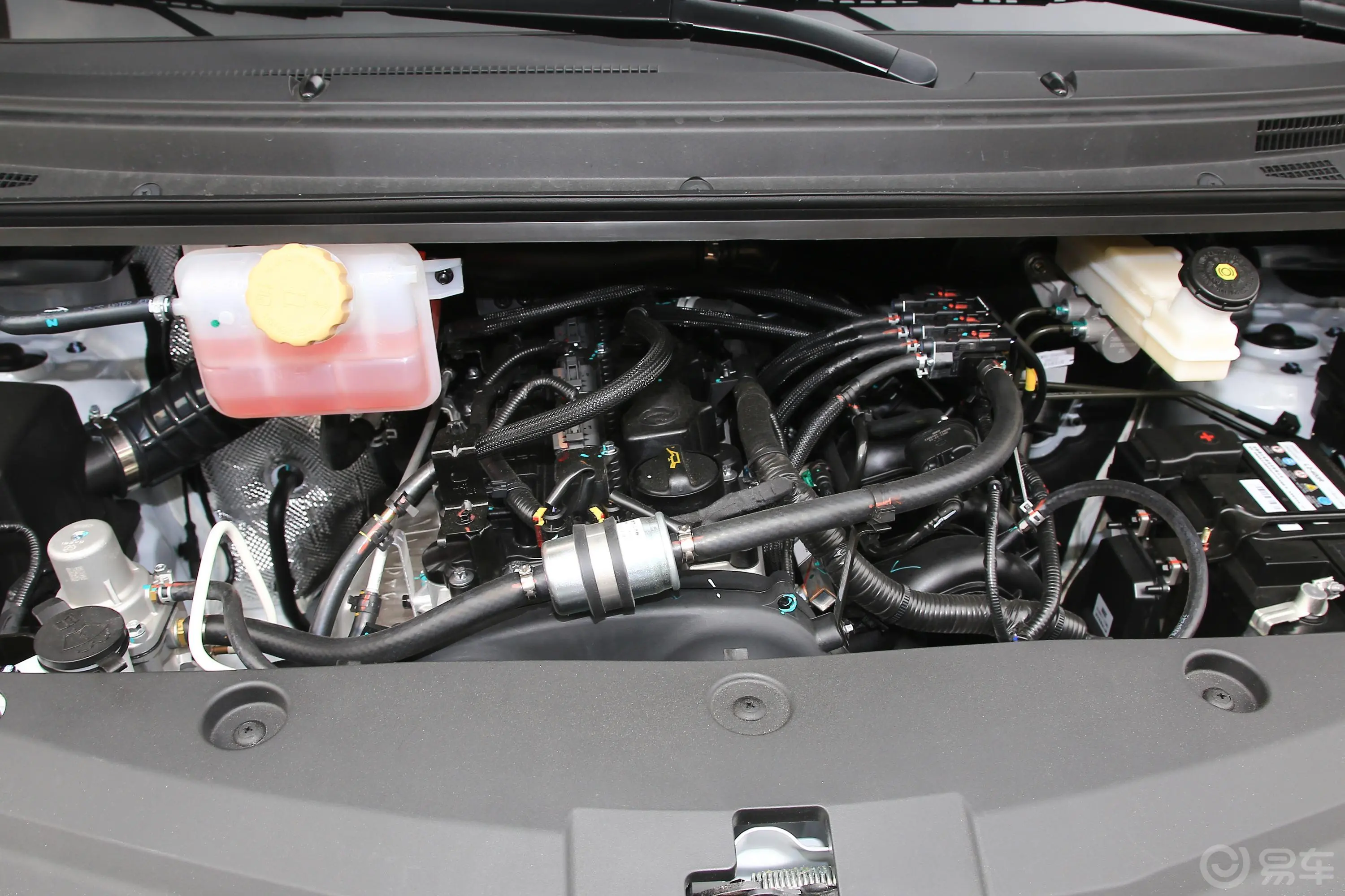 菱智PLUS2.0L 手动 标准型 9座 CNG发动机特写