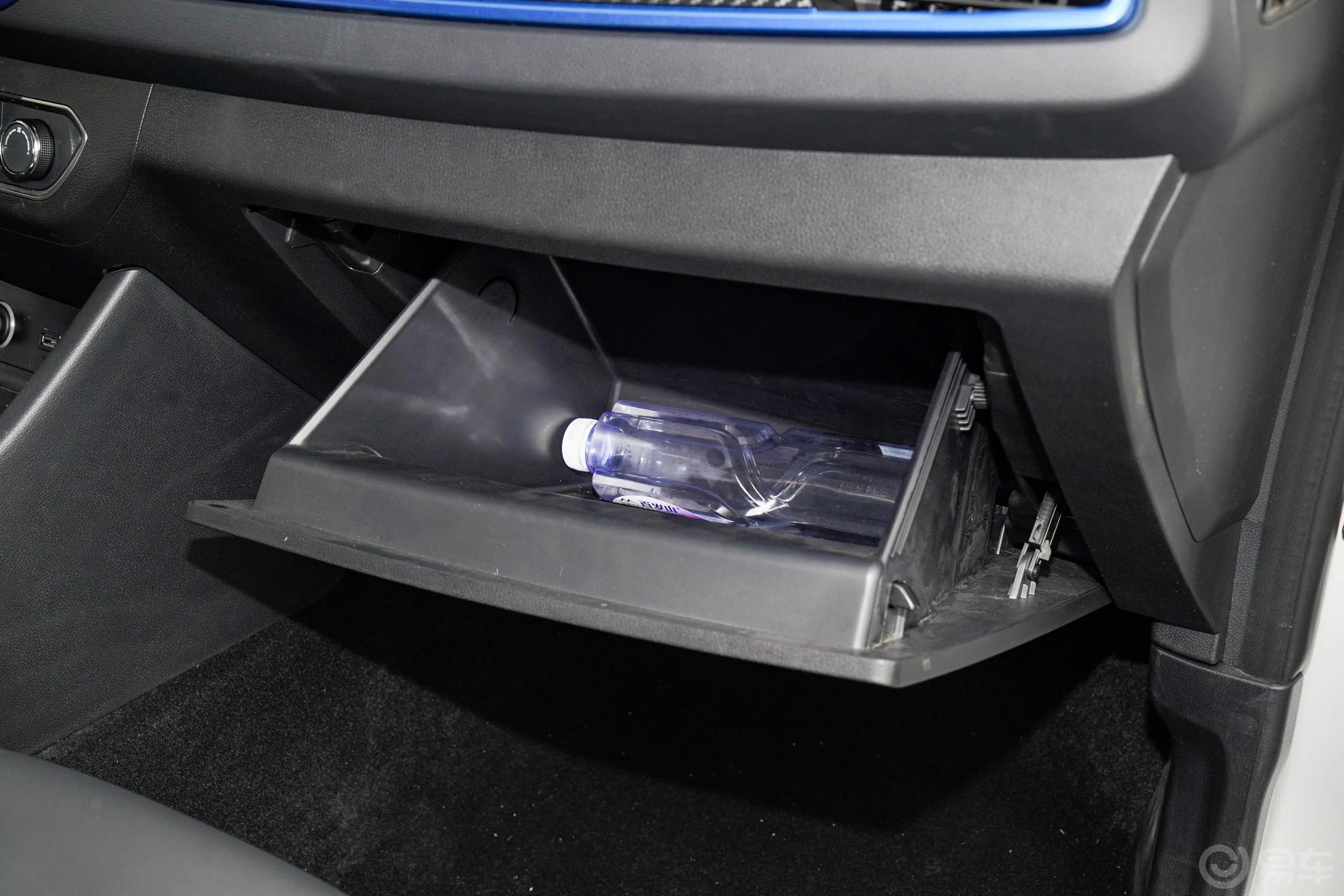 风骏7 EV精英型手套箱空间水瓶横置